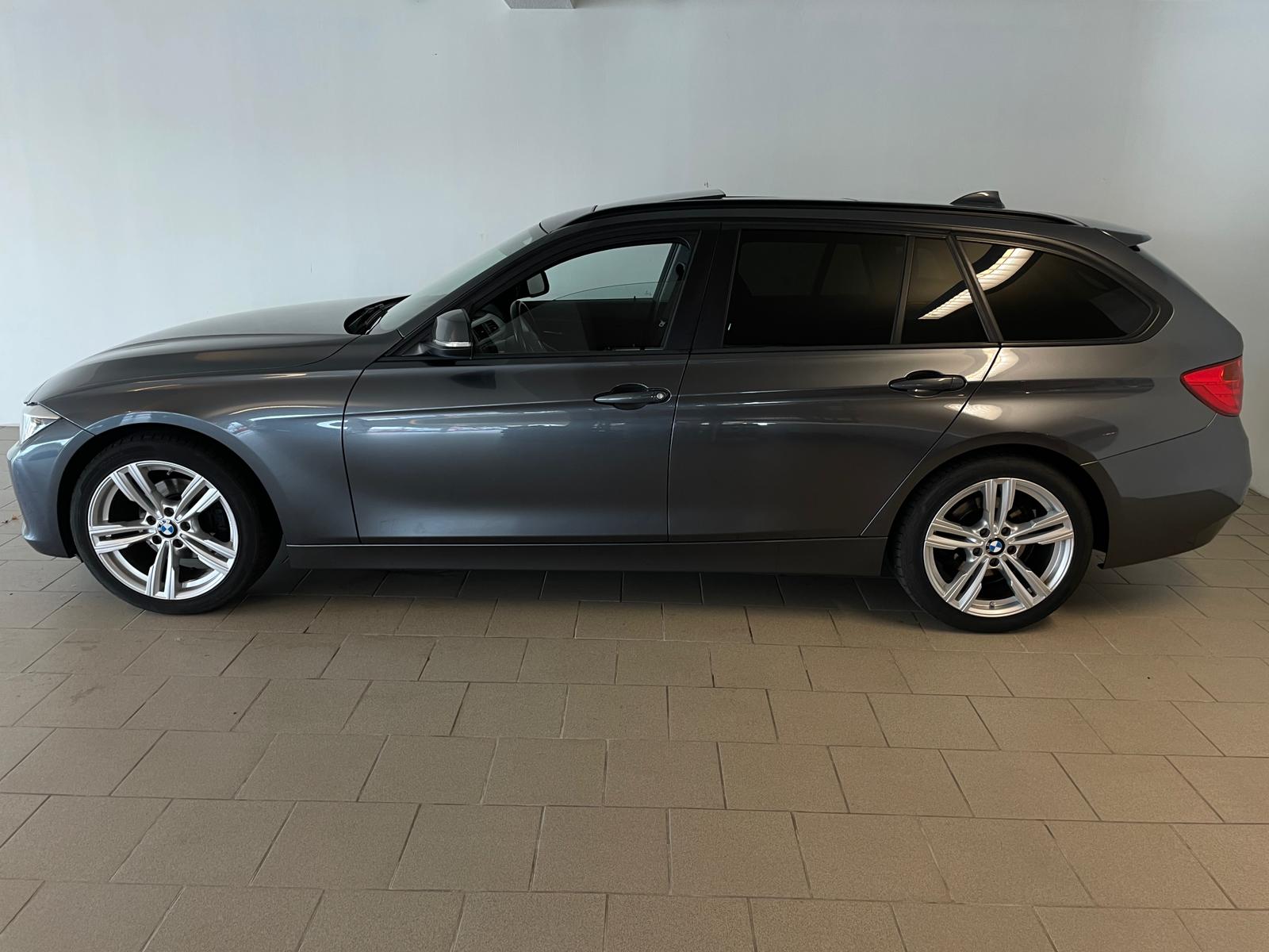 BMW 3-serie Touring 318d xDrive Executive PANORAMADAK AIRCO NAVI CRUISE BLUEOOTH ELEK RAMEN CENT VERG KEURIGE AUTO