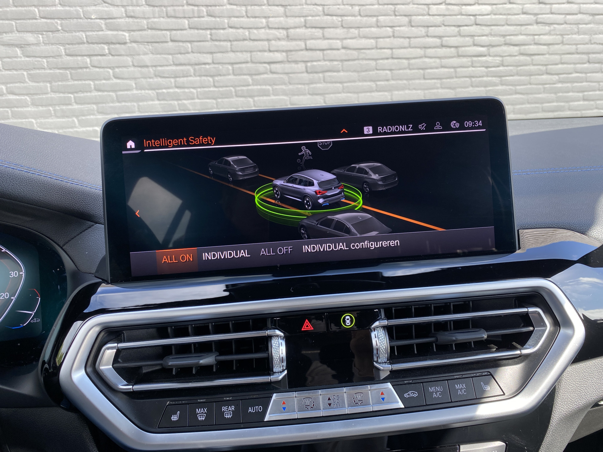 BMW iX3 M Sport High Executive 80 kWh | 1e eigenaar | dealer onderhouden | panoramadak | leder interieur | SOH accu 99.5%
