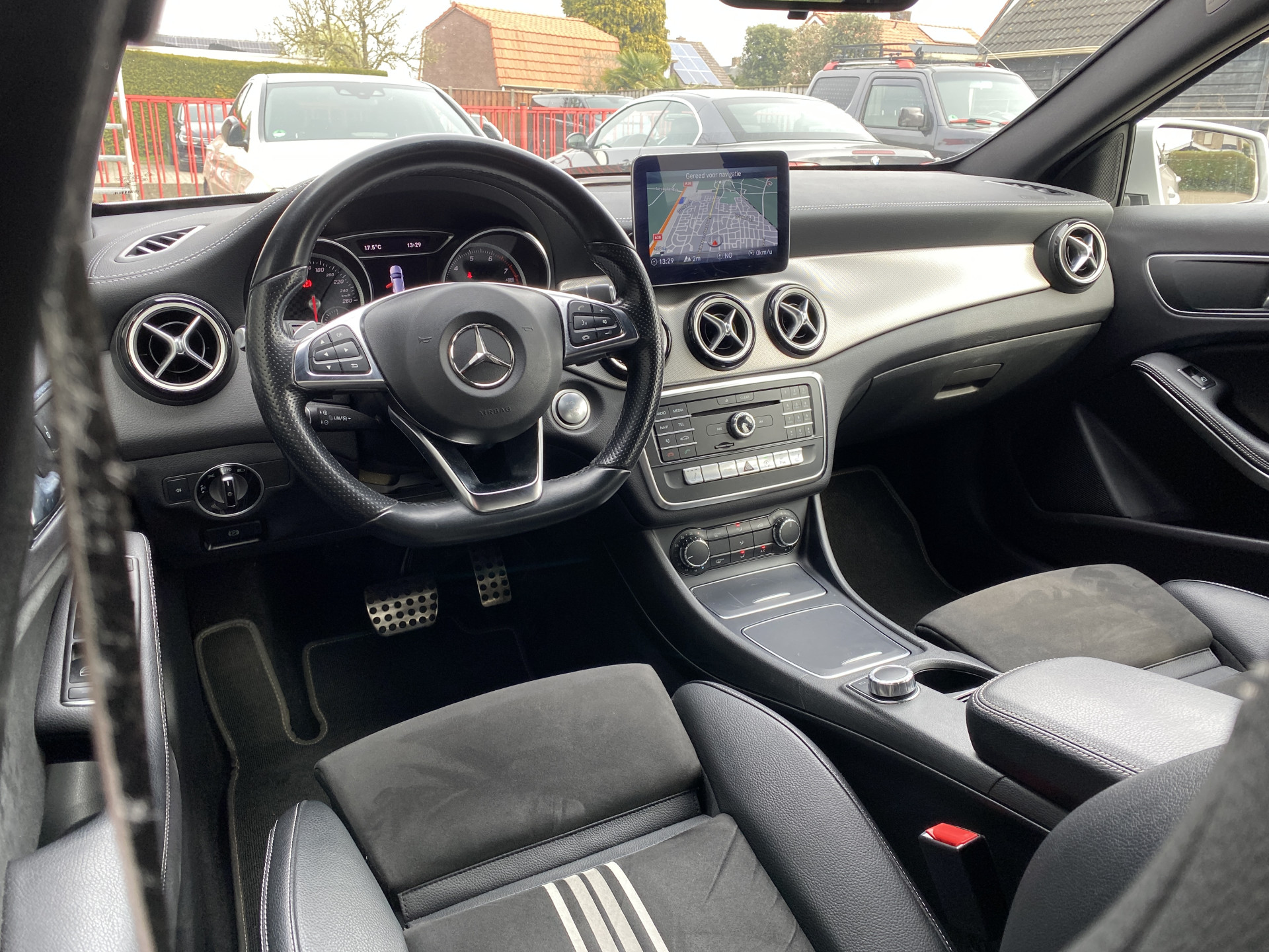 Mercedes-Benz A-klasse 180 Business Solution AMG Edition AUT. | leder/alcantara | 18 inch AMG velgen | navigatie | sportstoelen | sfeerverl.