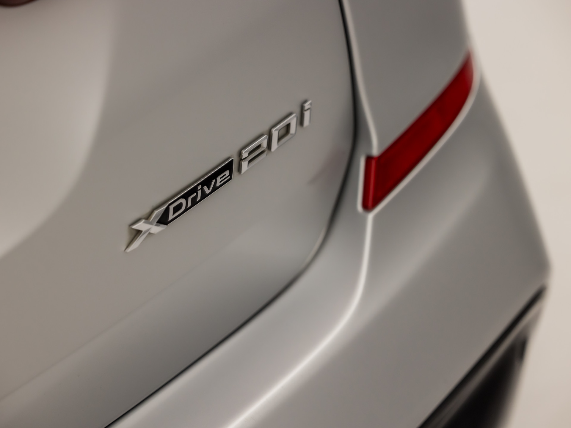 BMW X3 xDrive20i M Sport High Executive (PANORAMADAK, M PAKKET, GROOT NAVI, BRUIN LEDER, STOELVERWARMING, SPORTSTOELEN, CAMERA, ELEK ACHTERKLEP, SFEERVERLICHTING, NIEUWSTAAT)