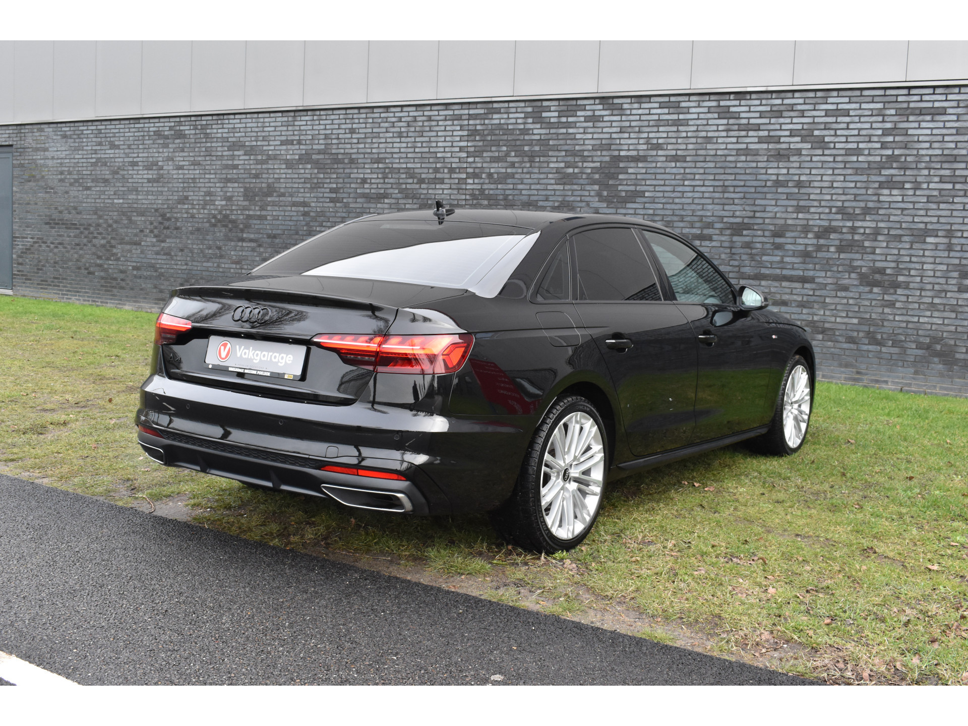 Audi A4 Limousine 35 TFSI S-line 2.0 Mild Hybrid S-line black-line Automaat Leder interieur