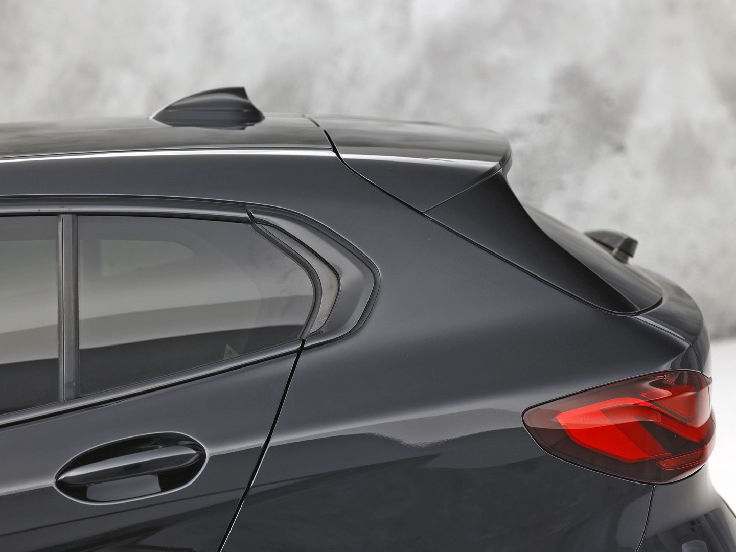 BMW 1 Serie 118i Sport Automaat (APPLE CARPLAY, DEALER ONDERHOUDEN, GROOT NAVI, CAMERA, STUUR/STOELVERWARMING, SPORTSTOELEN, TREKHAAK, GETINT GLAS, ELEK ACHTERKLEP, NIEUWSTAAT)