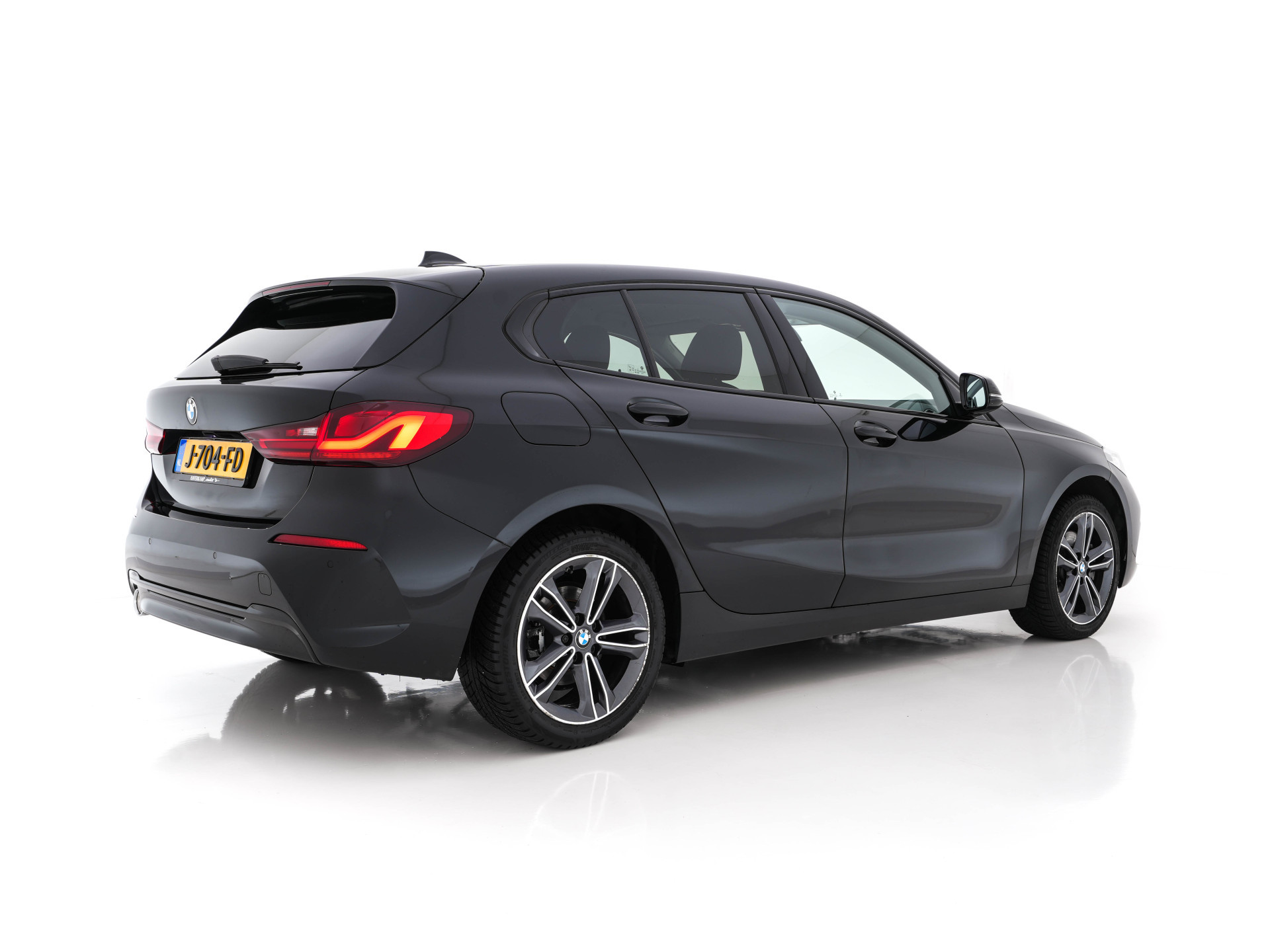 BMW 1-serie 116d Executive Edition Sport-Line (INCL-BTW) *DIGI-COCKPIT | FULL-LED | NAVI-FULLMAP | LEATHER-MICROFIBRE | AMBIENT-LIGHT | CARPLAY | CRUISE | KEYLESS | HEATED-SPORTSEATS | PRIVACY-GLASS | DAB | ECC | PDC | 17"ALU*