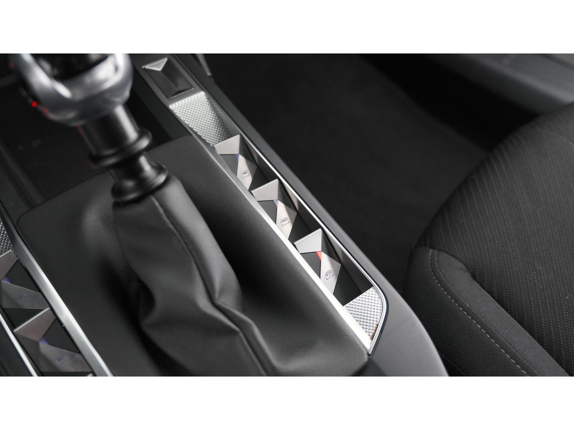 DS 3 Crossback PureTech 100 Montmartre | Parkeersensoren | Apple Carplay | Allseason Banden | Navigatie | Climate Control