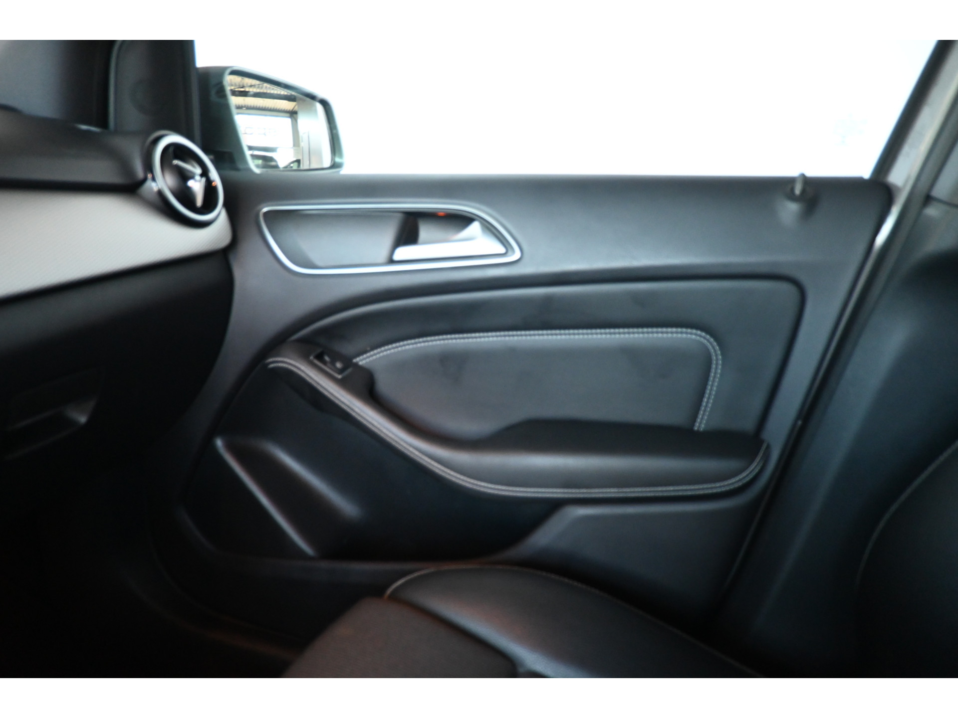 Mercedes-Benz B-klasse 180 Ambition Automaat Clima Navigatie LED Rijklaarprijs! Inruil Mogelijk!