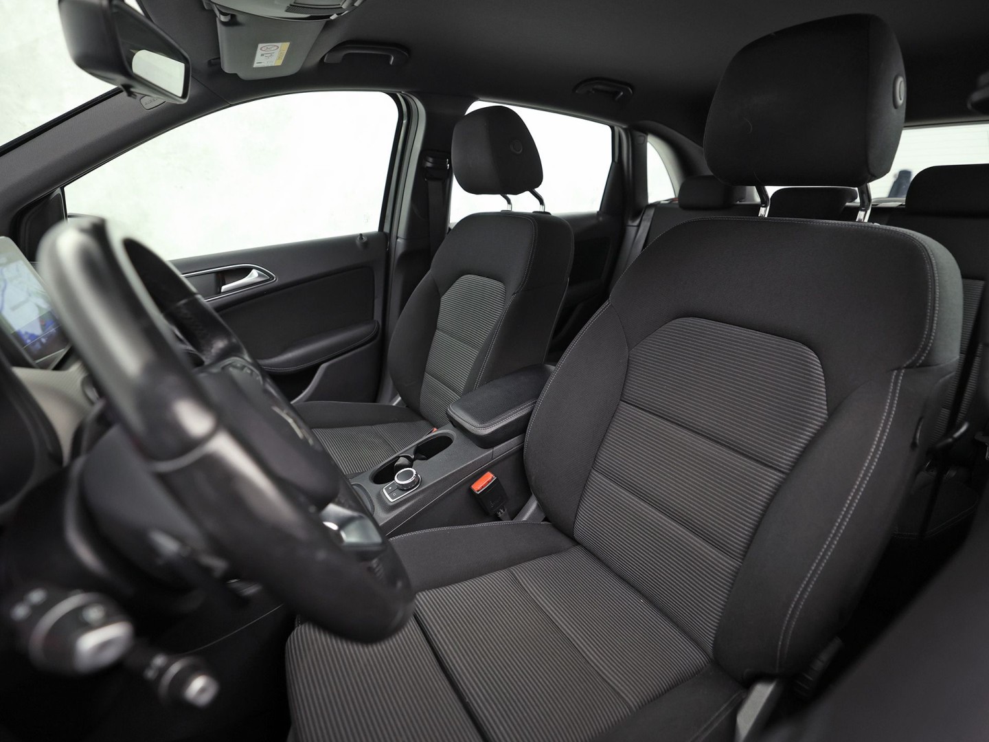 Mercedes-Benz B-klasse 180 Sport Automaat (GROOT NAVI, CAMERA, STOELVERWARMING, ZWART HEMEL, SPORTSTOELEN, CRUISE, KEYLESS START, NIEUWSTAAT)