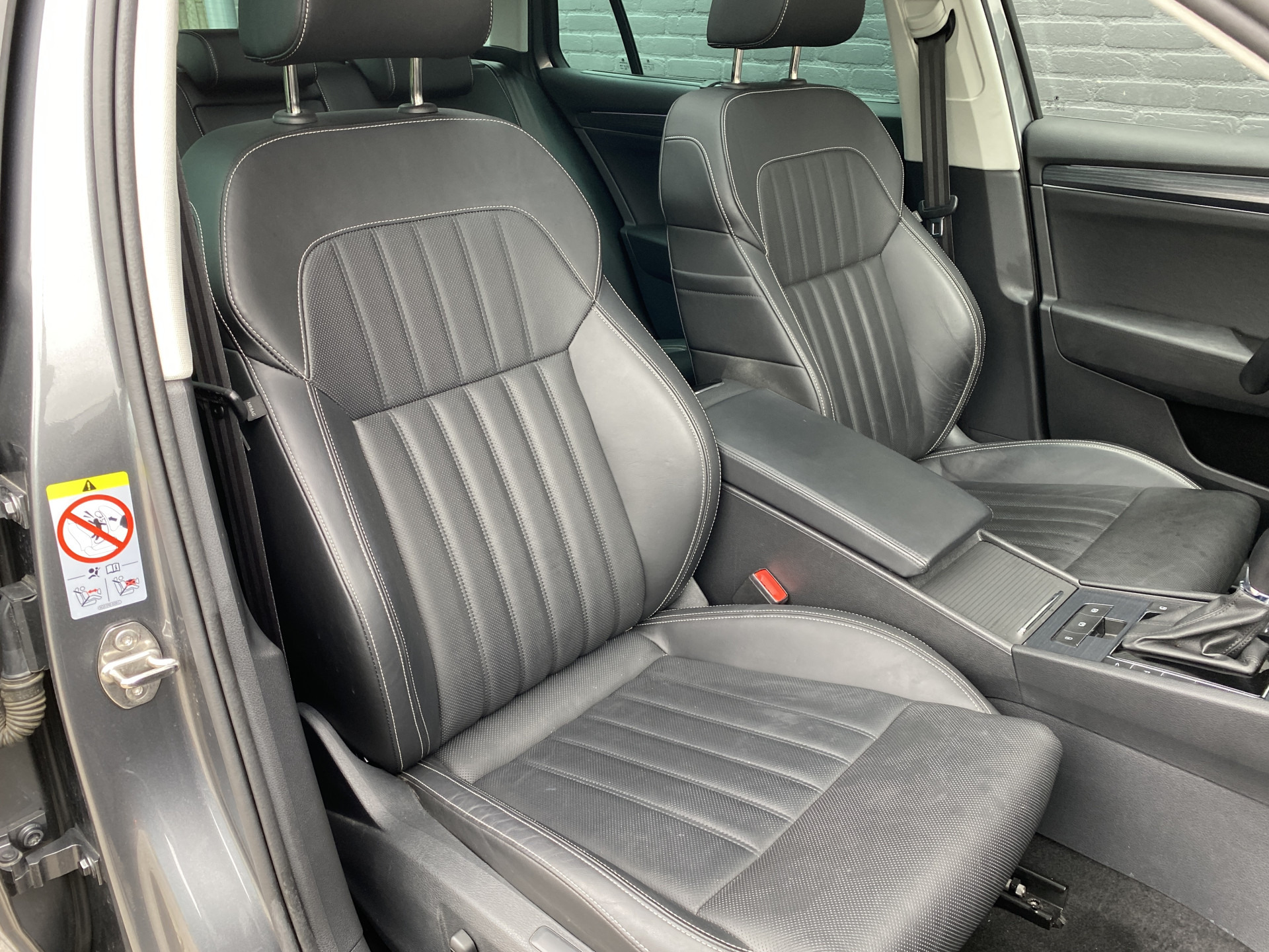 ŠKODA Superb Combi 1.4 TSI iV 218 pk Business Edition Plus AUT. | 1e eigenaar | navigatie | panoramadak | trekhaak | leder interieur