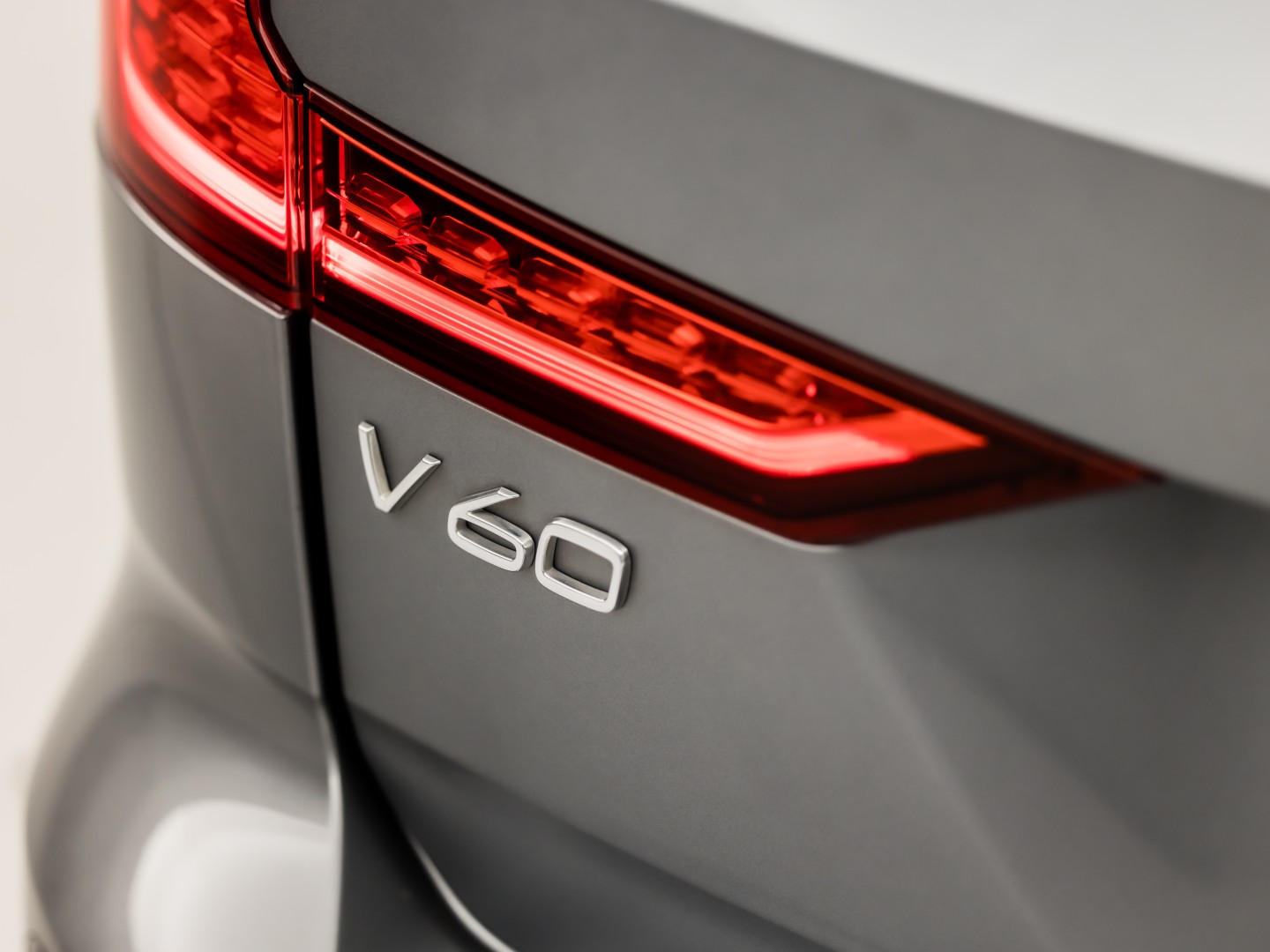 Volvo V60 2.0 T8 Twin Engine AWD Inscription 391Pk Automaat (PANORAMADAK, GROOT NAVI, MEMORY SEATS, GETINT GLAS, STUUR/STOELVERWARMING, CAMERA, TREKHAAK, ELEK ACHTERKLEP, NIEUWSTAAT)