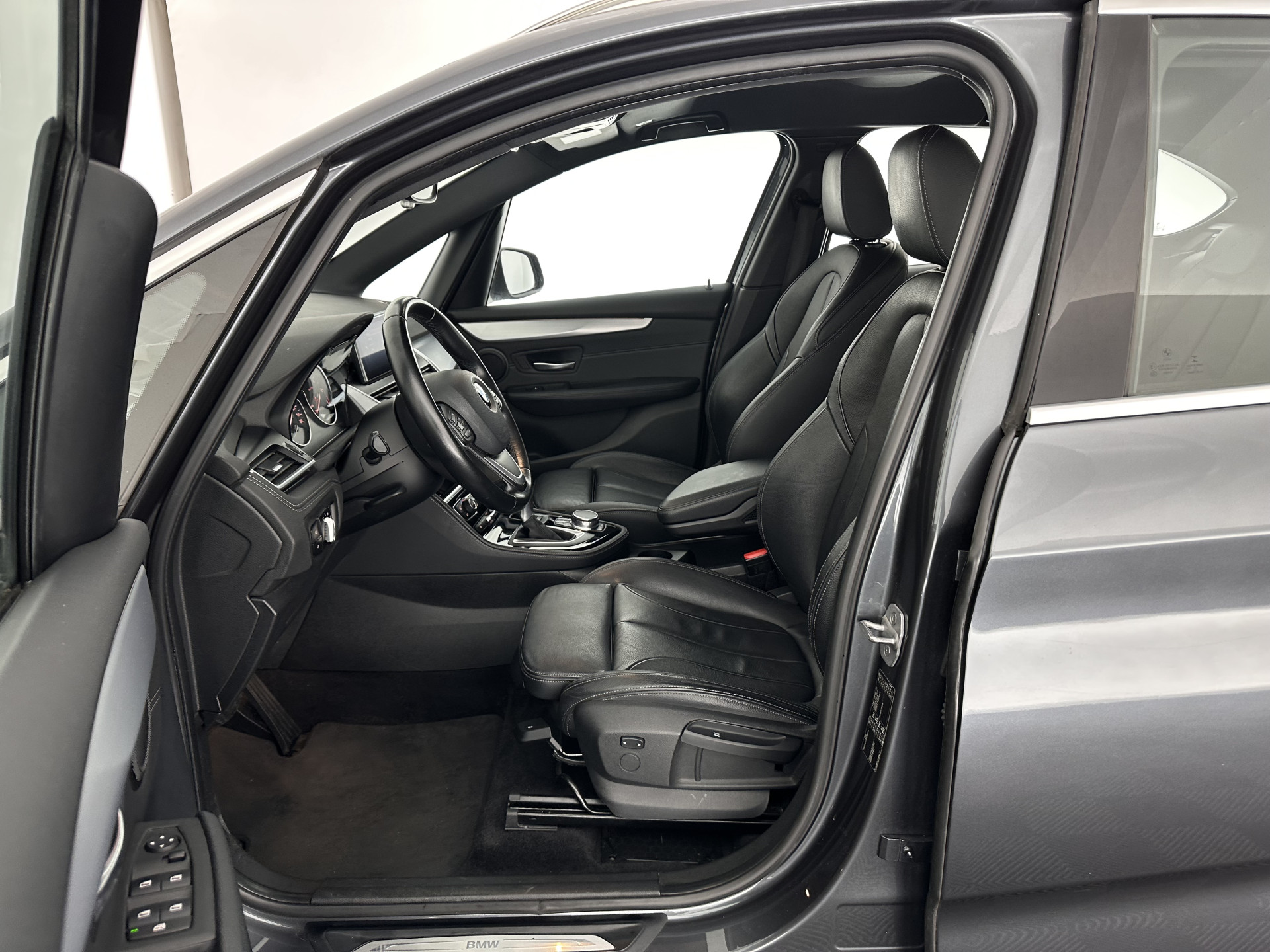 BMW 2-serie Active Tourer 216d Sportline Corporate Lease High Executive Aut. *LEATHER | FULL-LED | HEATED-SPORTSEATS | NAVI-FULLMAP | ECC | HEAD-UP | PDC | CRUISE | 18''ALU*