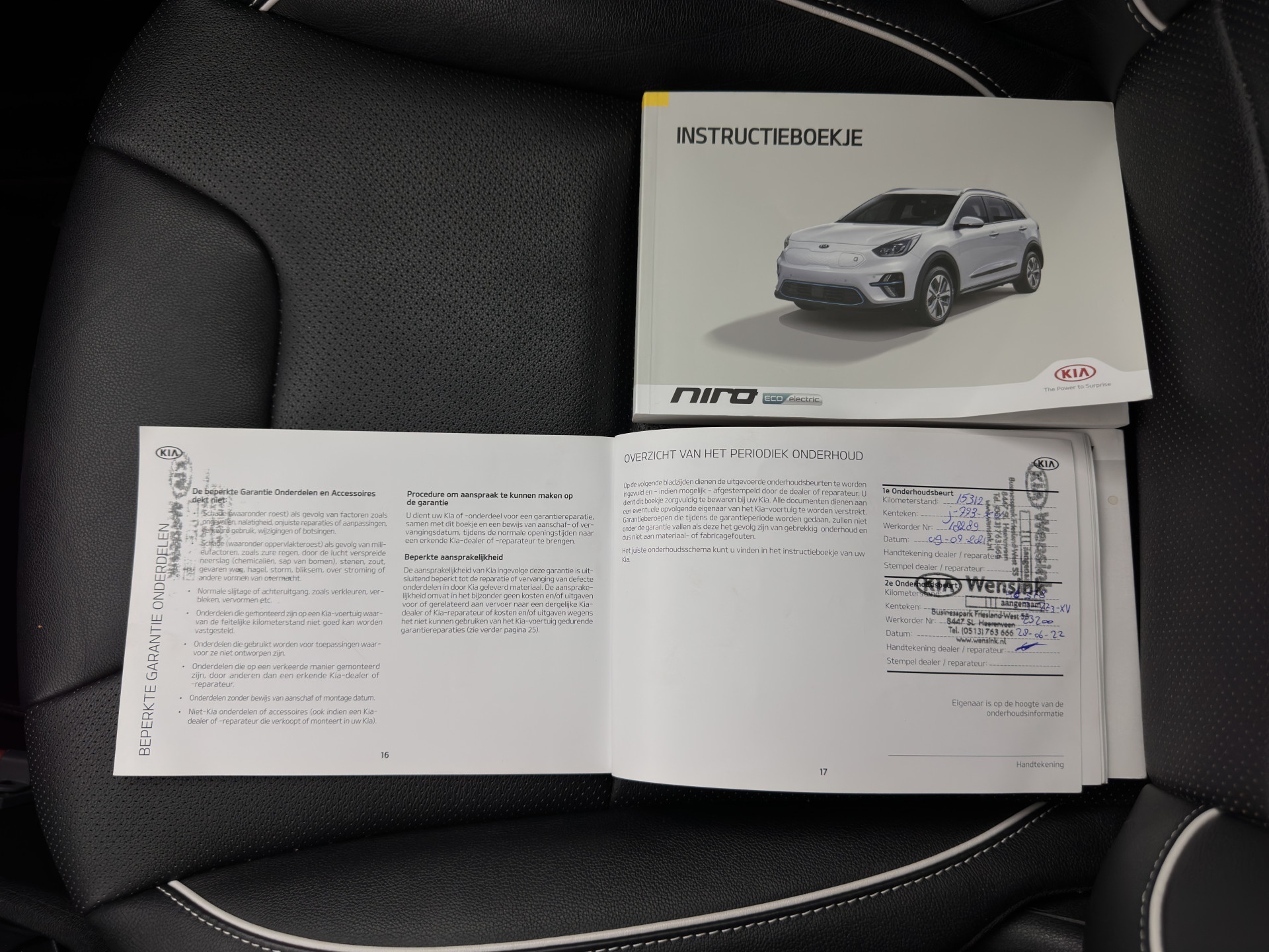 Kia e-Niro ExecutiveLine 64 kWh [ 3-Fase ] {SOH-100%} (INCL-BTW)  Aut.*HEATPUMP | LEATHER | FULL-LED | NAVI-FULLMAP | ADAPTIVE-CRUISE | CAMERA | MEMORY-PACK | LANE-ASSIST | KEYLESS | DIGI-COCKPIT | PRIVACY-GLASS | 17"ALU*