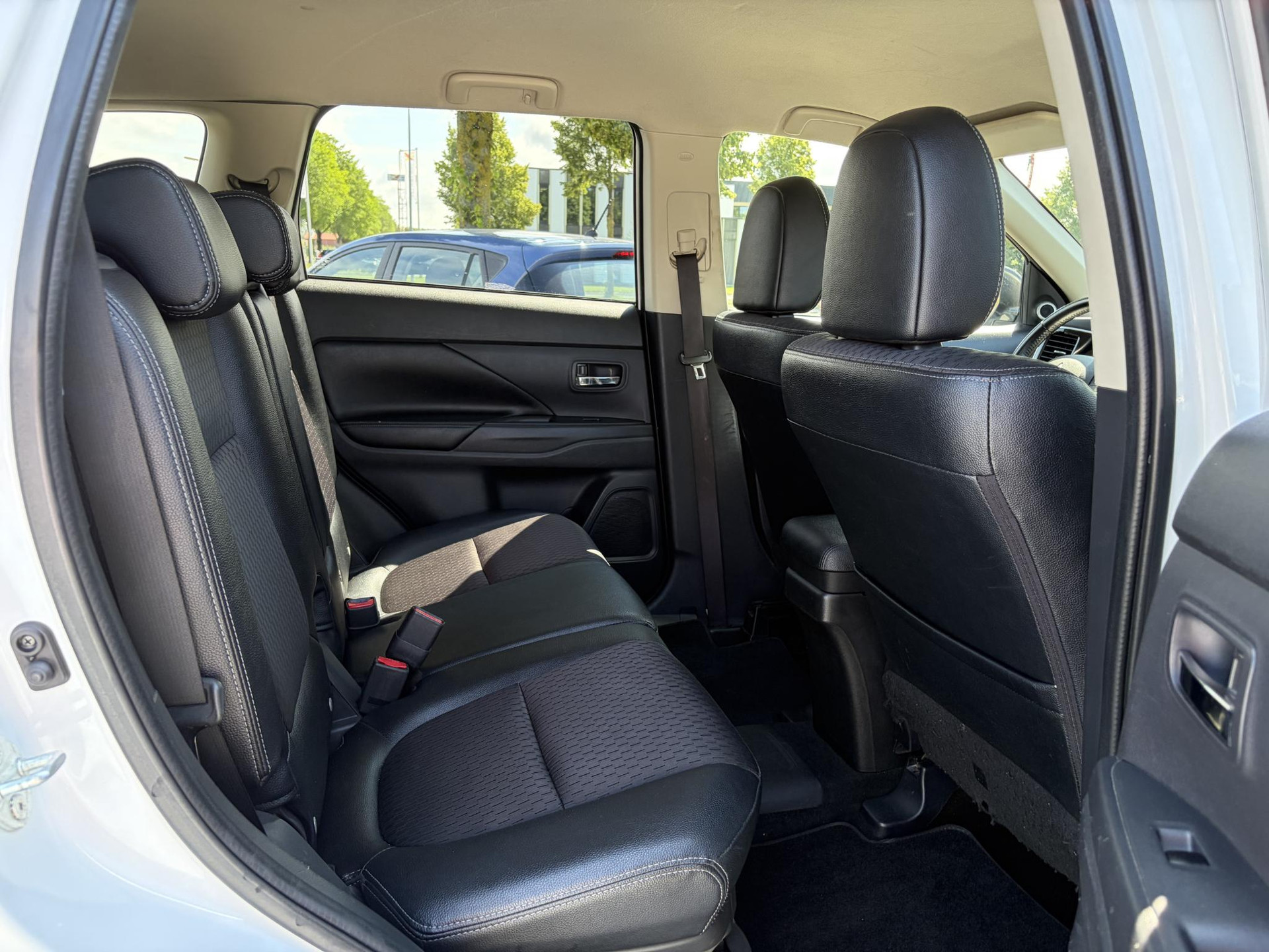 Mitsubishi Outlander 2.0 PHEV Business Edition SOH 73%,Trekhaak,Navi,Camera,Keyless,Halfleder,Clima,Cruise,Lm velgen,N.A.P,Apk tot 04-2027