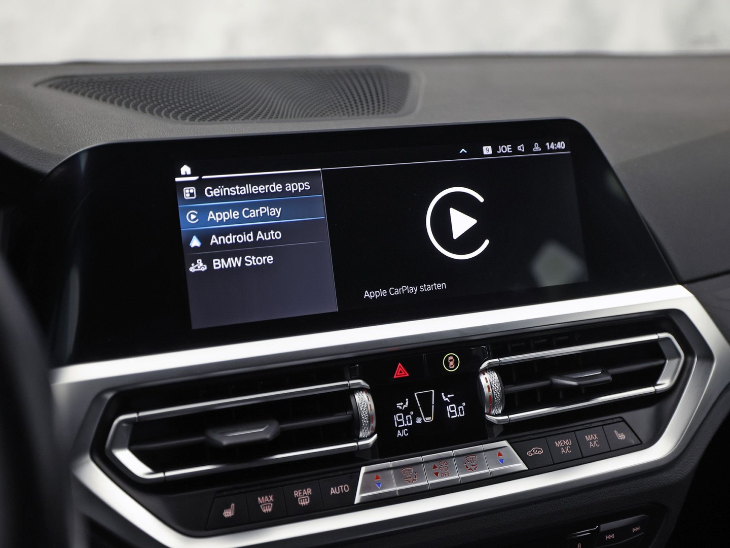 BMW 3-serie Touring 320e High Executive 204Pk Automaat (APPLE CARPLAY, M STUUR, GROOT NAVI, STOELVERWARMING, CAMERA, LEDER, SPORTSTOELEN, GETINT GLAS, ZWART HEMEL, NIEUWE APK, NIEUWSTAAT)
