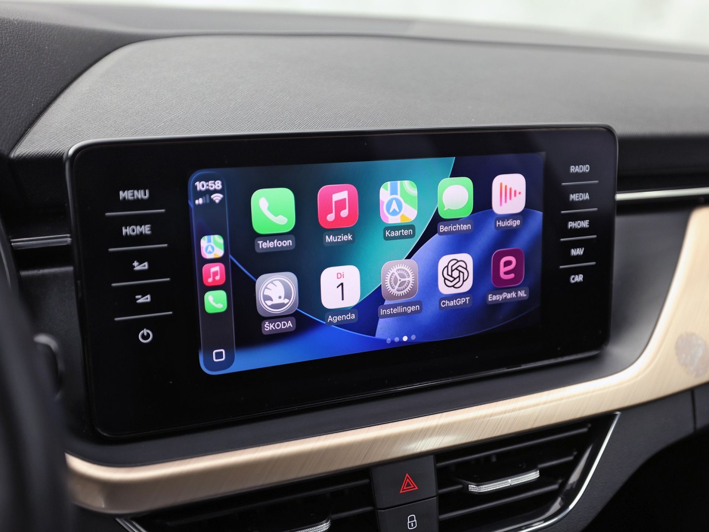 Škoda Scala 1.0 TSI Sport Automaat (VIRTUAL COCKPIT, APPLE CARPLAY, GROOT NAVI, CLIMATE, STOELVERWARMING, SPORTSTOELEN, PARKEERSENSOREN, LED KOPLAMPEN, NIEUWSTAAT)
