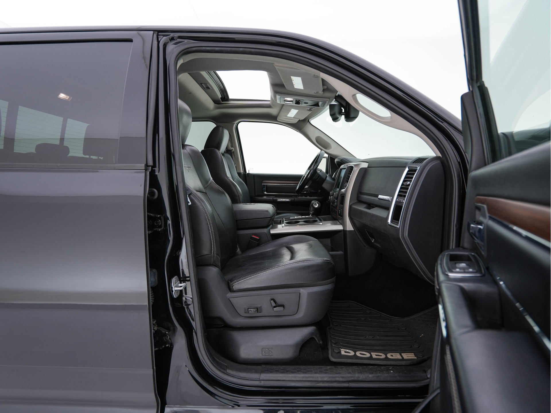 Dodge Ram 1500 HEMI 5.7 V8 4x4 Quad Cab 6'4 [ 5-Pers. ] Aut. *PANO | LEATHER | XENON | ALPINE-AUDIO | DAB+ | NAVI-FULLMAP | KEYLESS | CAMERA | HEATED-COMFORTSEATS | ECC | PDC | CRUISE | TOWBAR | 20''ALU*