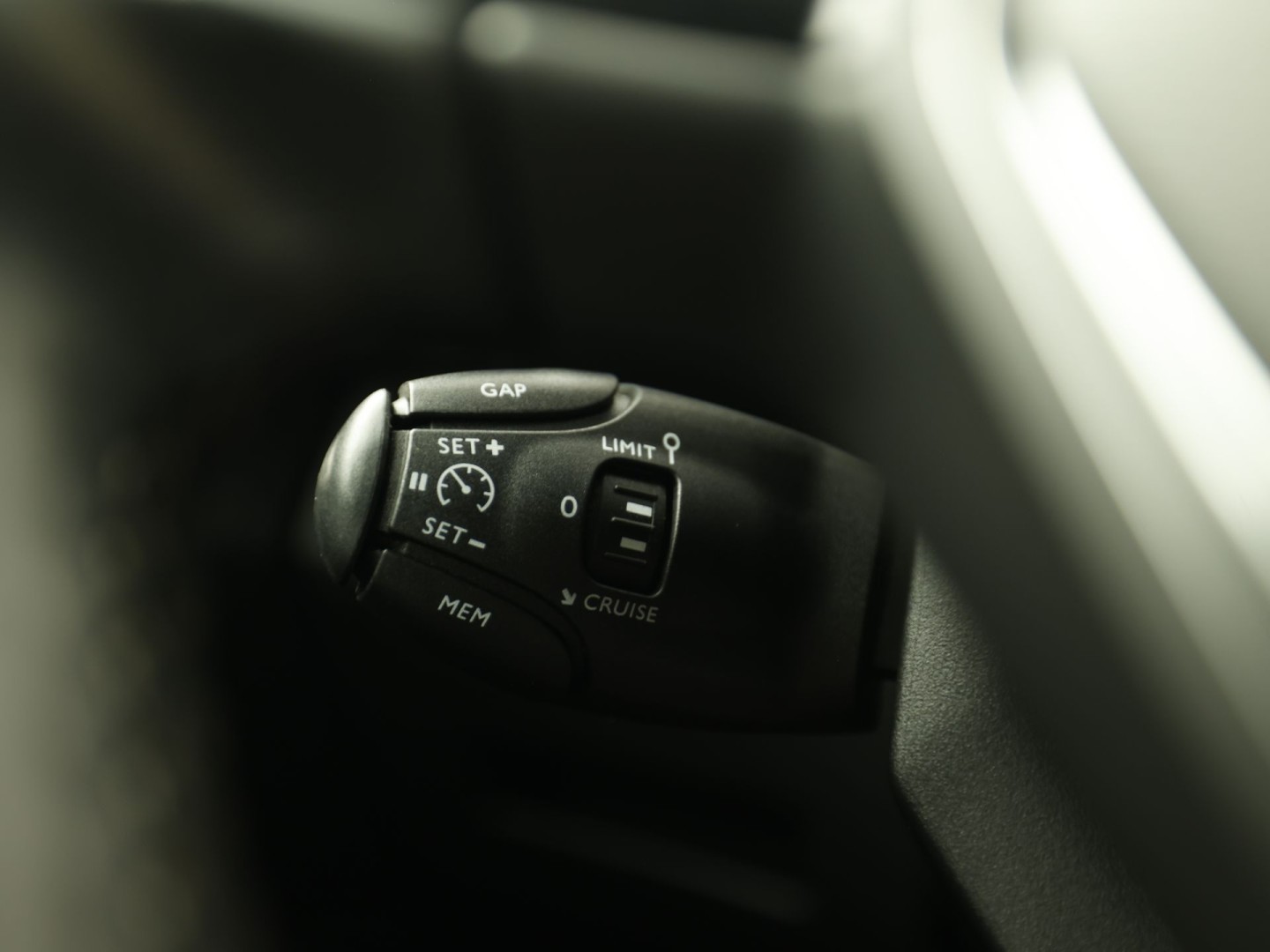 Peugeot 3008 1.2 PureTech Allure Sport Automaat (APPLE CARPLAY, GROOT NAVI, 360 CAMERA, STOELVERWARMING, LEDER, SPORTSTOELEN, ADAPTIVE CRUISE, GETINT GLAS, KEYLESS, NIEUWSTAAT)