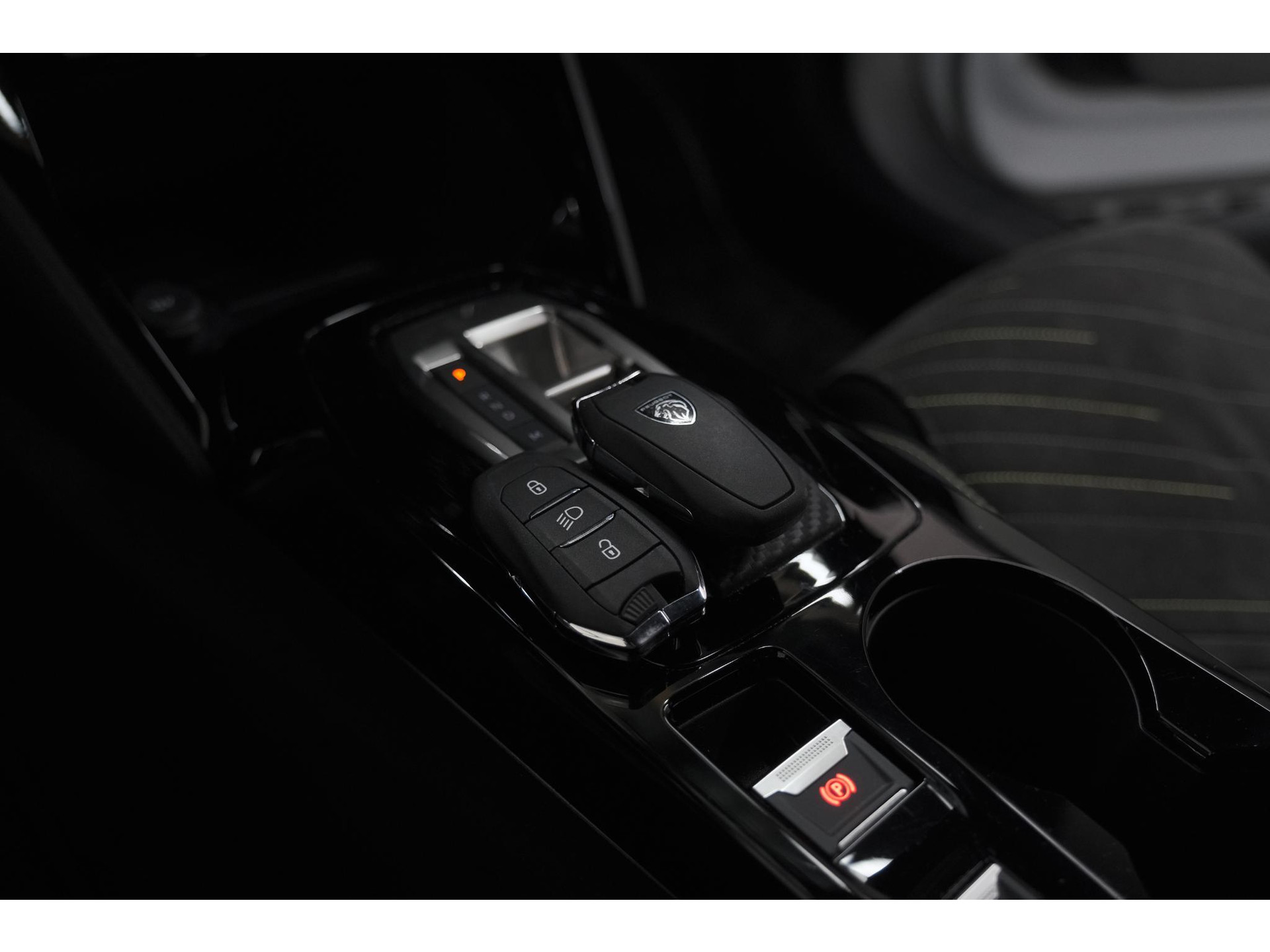 Peugeot 2008 PureTech 130 EAT8 GT | 360 Camera | Stoelmassage | Adaptieve Cruise Control | Dodehoekdetectie