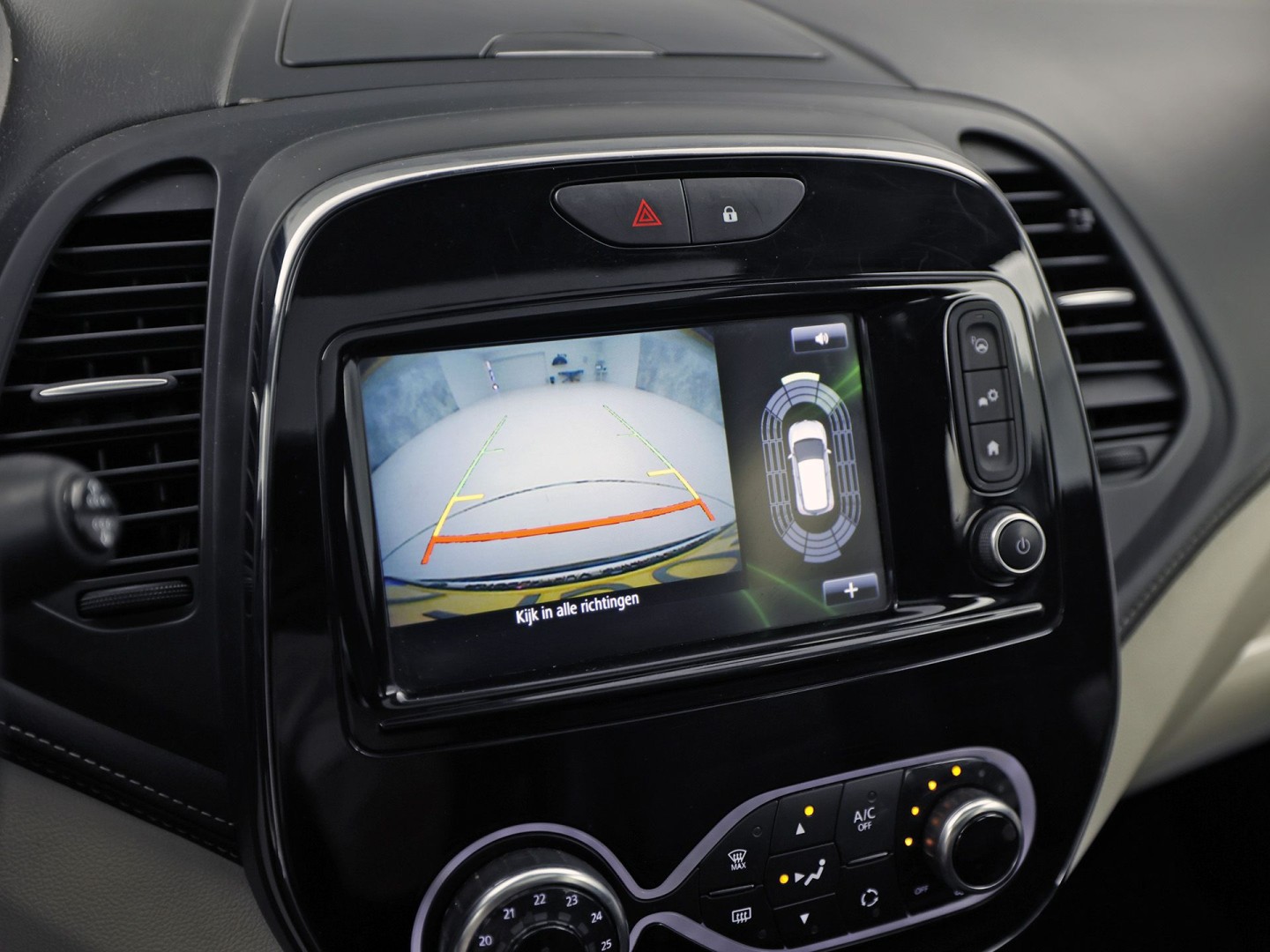 Renault Captur 1.2 TCe Initiale Paris (PANORAMADAK, NAVIGATIE, LEDER, STOELVERWARMING, CLIMATE, CAMERA, SPORTSTOELEN, GETINT GLAS, CRUISE, NIEUWSTAAT)