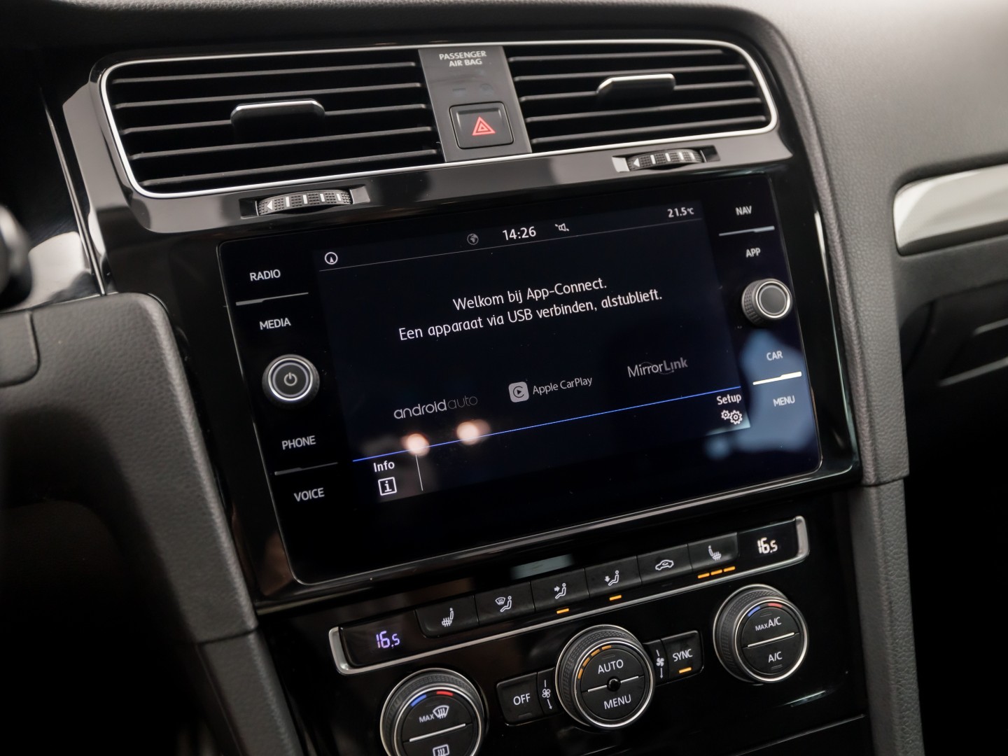 Volkswagen Golf 1.0 TSI Sportline (APPLE CARPLAY, GROOT NAVI, CLIMATE, STOELVERWARMING, SPORTSTOELEN, LM VELGEN, GETINT GLAS, PARKEERSENSOREN, NIEUWSTAAT)