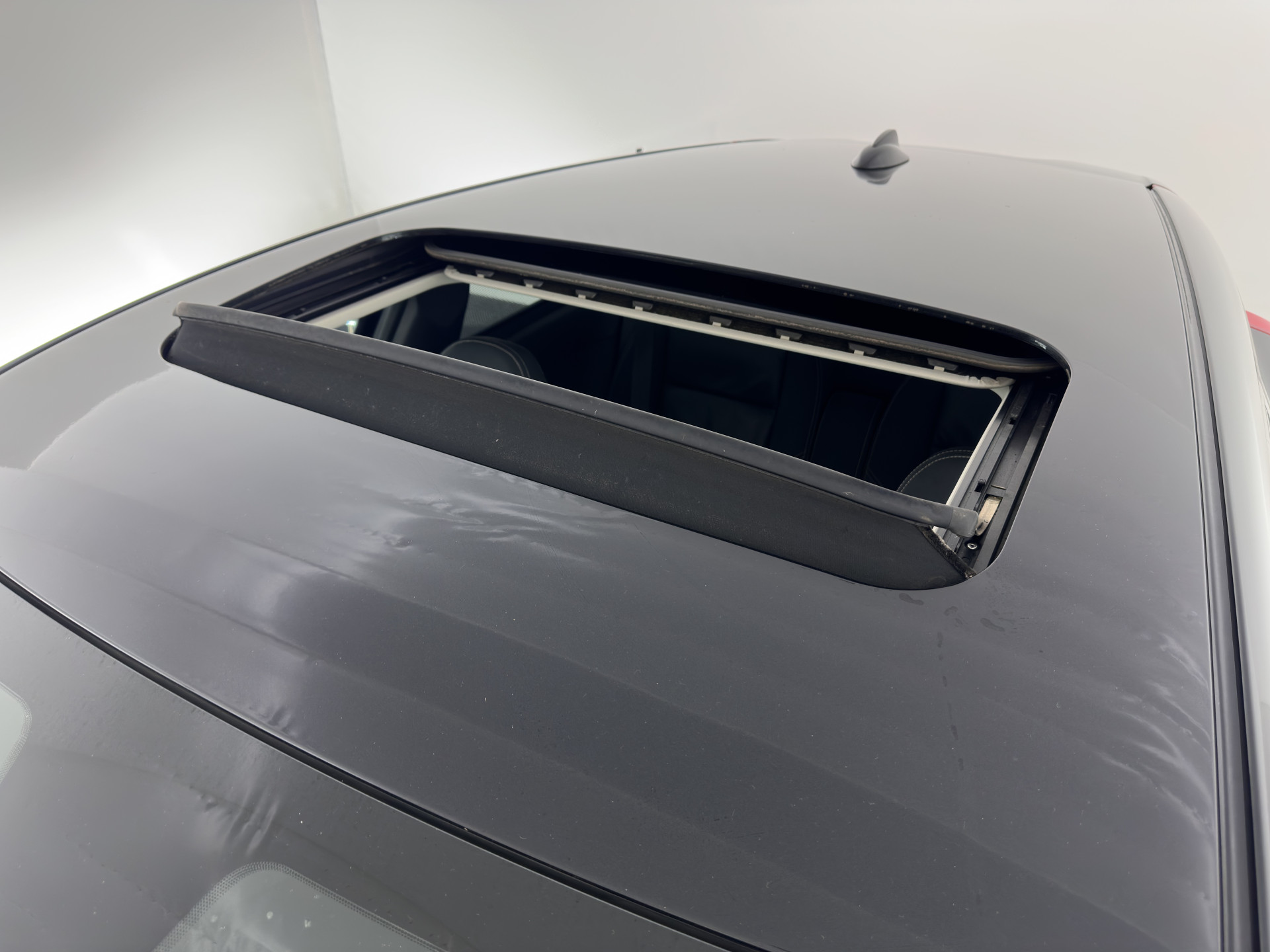 Volvo C30 1.6 D2 R-Design Sport-pack *PANO | BI-XENON | LEATHER-FABRIC | NAVI-FULLMAP | HEATED-SPORTSEATS | ECC | CARBON-INLAY | PDC | PREMIUM-AUDIO | CRUISE | 17''ALU*