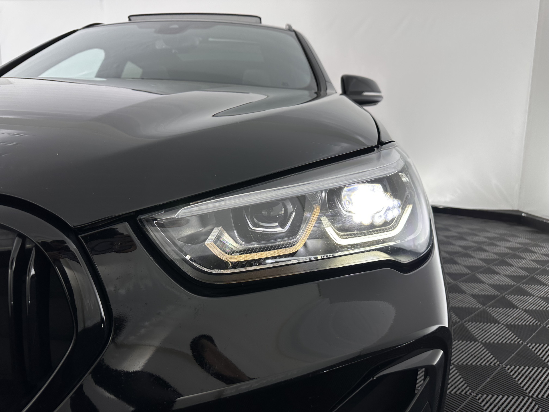 BMW X1 xDrive25e Sportline Business Edition Plus (Plug-In) (INCL-BTW) Aut. *PANO | LEATHER | FULL-LED | HEATED-SPORTSEATS | HIFI-SYSTEM | CAMERA | PRIVACYGLASS | NAVI-FULLMAP | ECC | HEAD-UP | PDC | KEYLESS | DAB | CRUISE | TOWBAR | AMBIENTLIGHT | 18