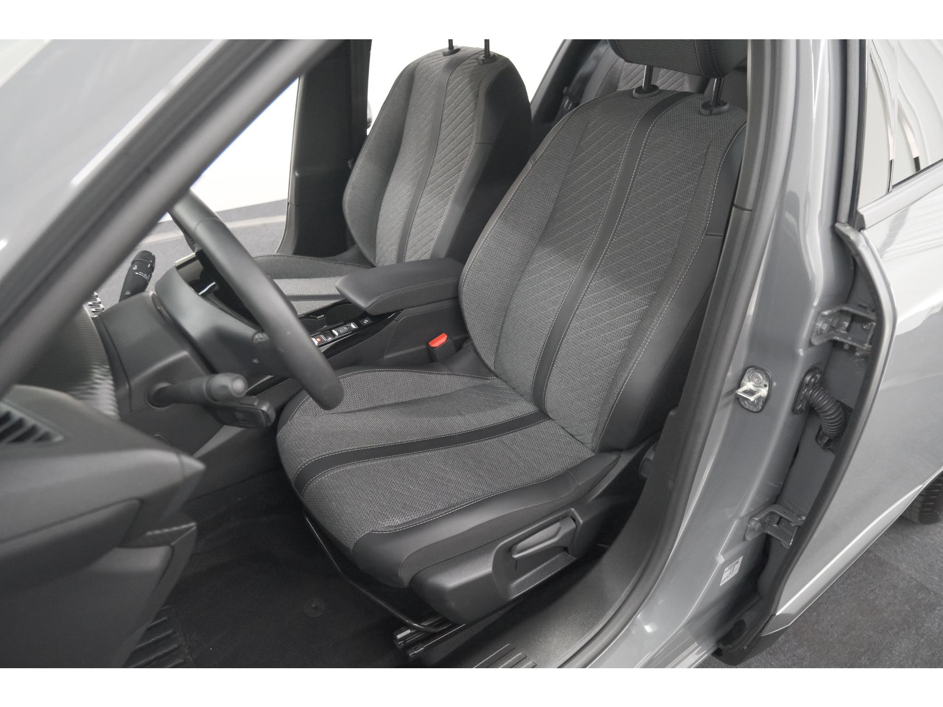 Peugeot 2008 PureTech 100 Allure | Allseason Banden | 360 Camera | Adaptieve Cruise Control | Dodehoekdetetie | Navigatie