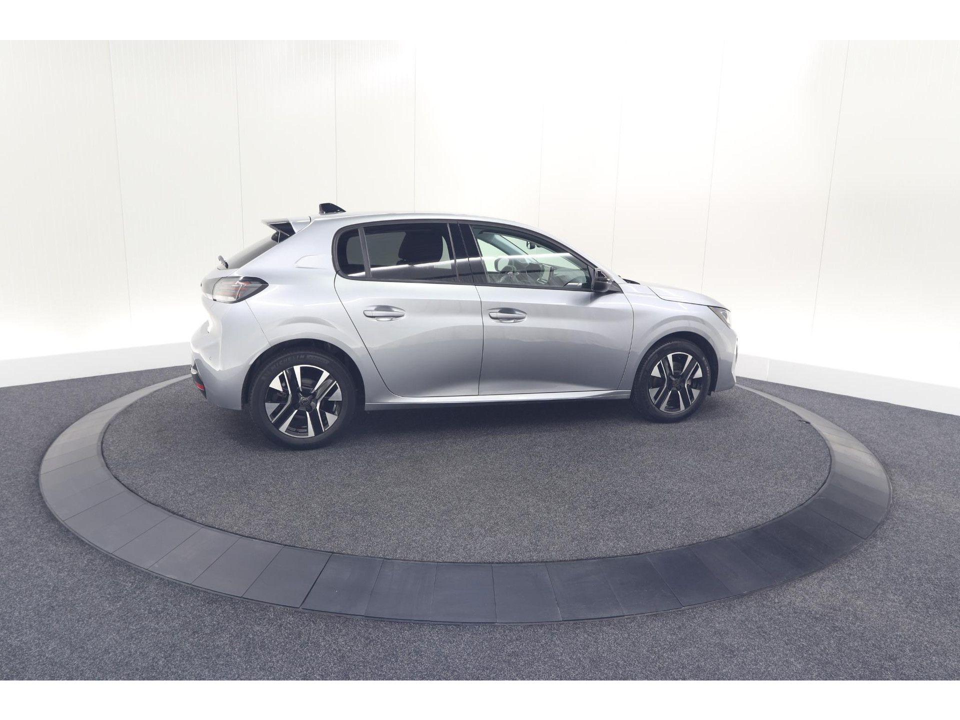 Peugeot 208 PureTech 100 Allure Pack | NIEUW MODEL | Apple CarPlay | Parkeersensoren | Climate Control