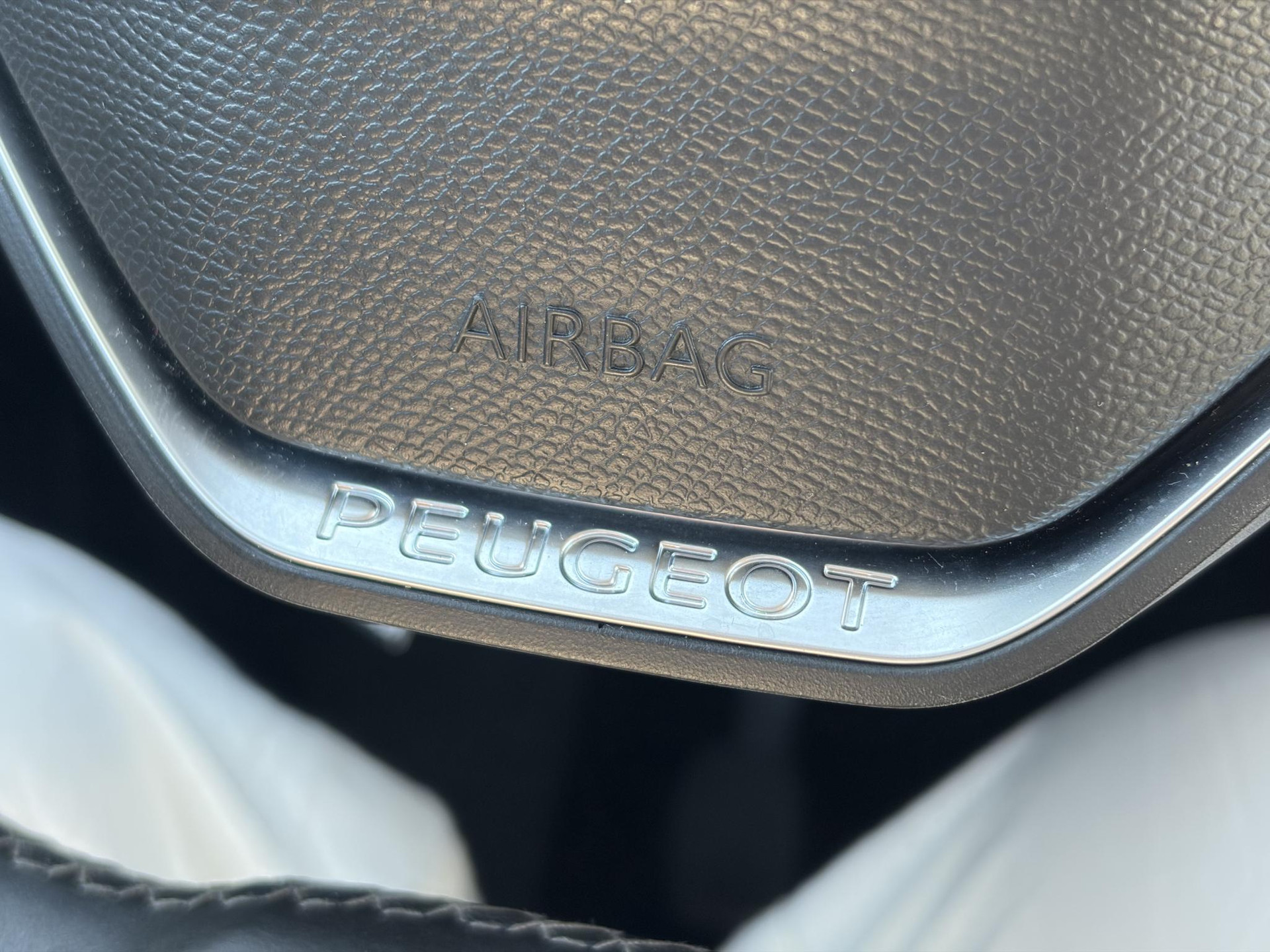 Peugeot 3008 1.2 PureTech Allure 2e Eigenaar l D-riem vv in 2023 l 360° Camera l Carplay l Dealer Onderhouden l Keyless l Stoelverwarming l Dodehoek l 6 Bak l Pdc V+A l 131pk l Bj 12-2017 l 19'' Lmv l Apk tot 12-2026