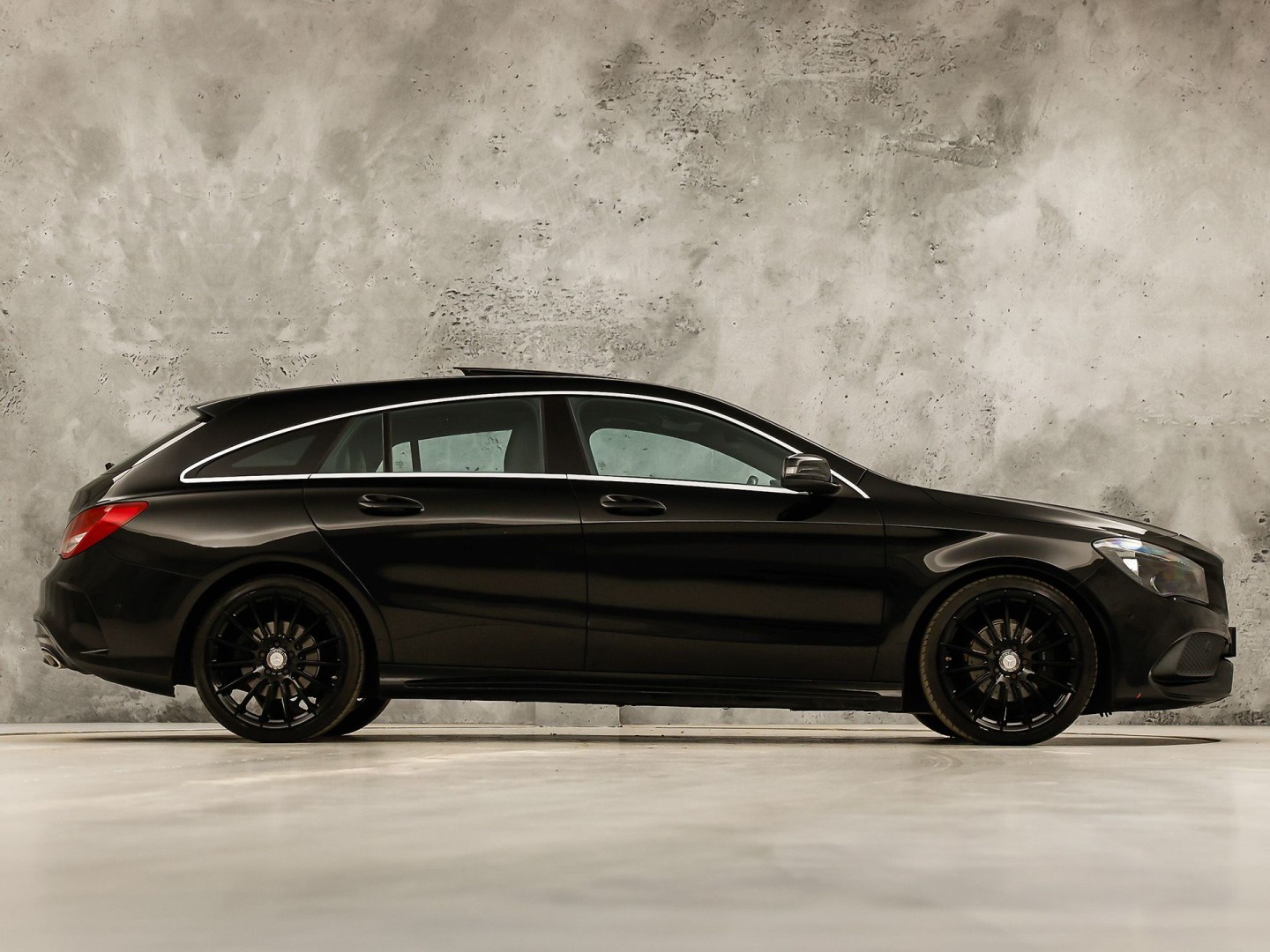 Mercedes-Benz CLA-Klasse 200 AMG Sport 156Pk Automaat (PANORAMADAK, GROOT NAVI, LEDER, STOELVERWARMING, SPORTSTOELEN, PARKEERSENSOREN, CRUISE, NIEUWSTAAT)