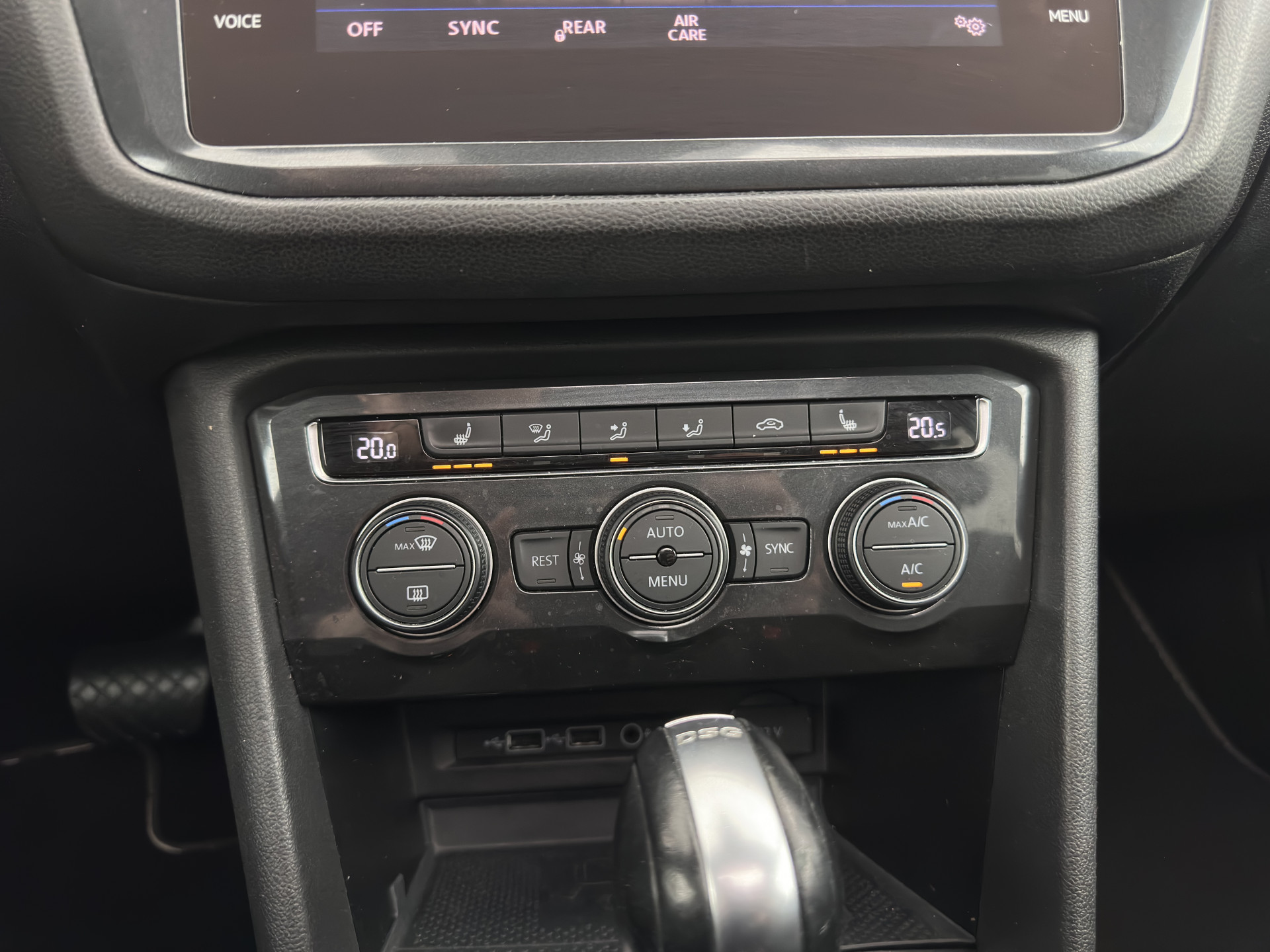 Volkswagen Tiguan Allspace 1.5 TSI R-line Highline Business (7-Pers.) (INCL-BTW) Aut * PANO | NAVI-FULLMAP | XENON | ALCANTARA | HEATED-ERGONOMIC-SPORTSEATS | KEYLESS | PRIVACY-GLASS | CAMERA | DAB | DIGI-COCKPIT | PDC | TOWBAR | ECC | 19"ALU*