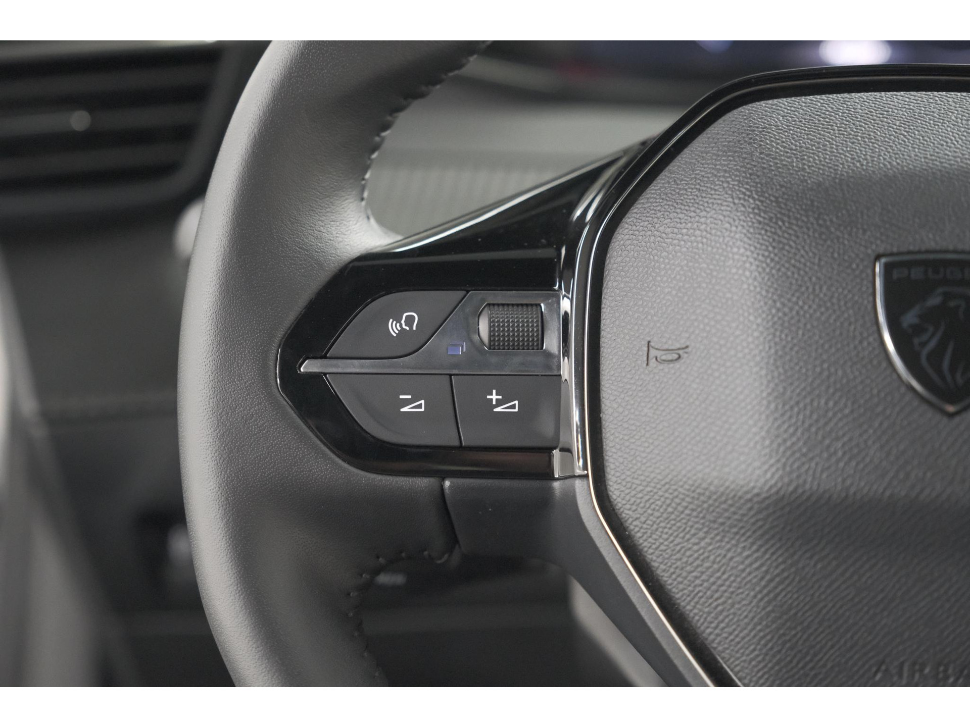Peugeot 2008 PureTech 100 Allure | Allseason Banden | 360 Camera | Adaptieve Cruise Control | Dodehoekdetetie | Navigatie