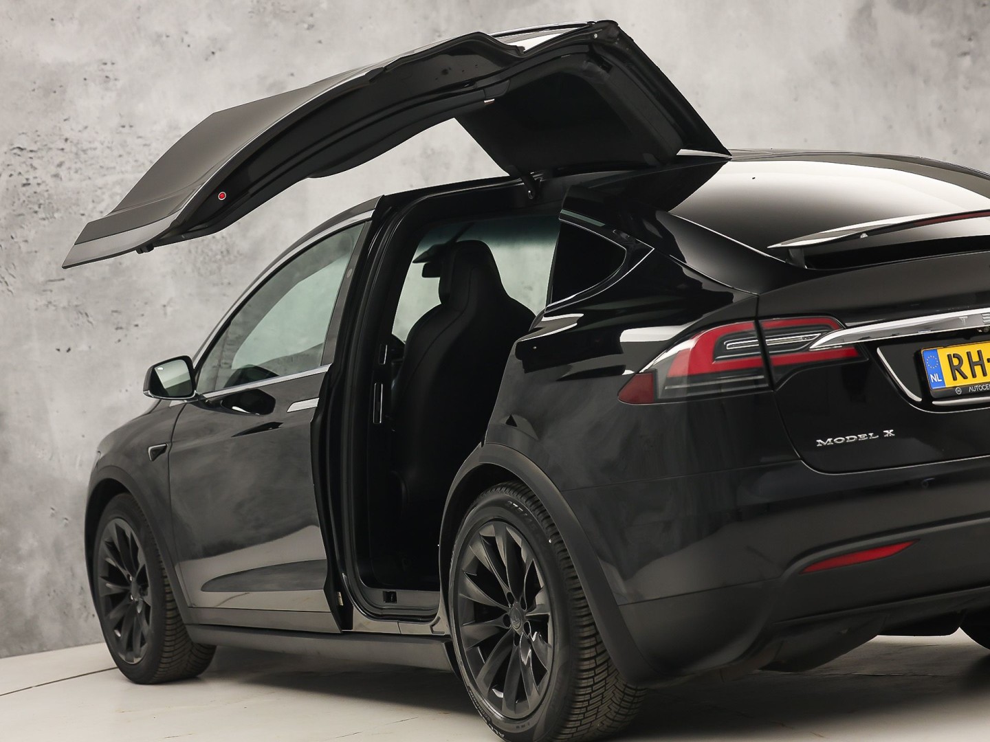 Tesla Model X 100D 7 Persoons 417Pk (AUTOPILOT, LUCHTVERING, STUUR/STOELVERWARMING, CAMERA, ADAPTIVE CRUISE, KEYLESS ENTRY, NIEUWSTAAT)