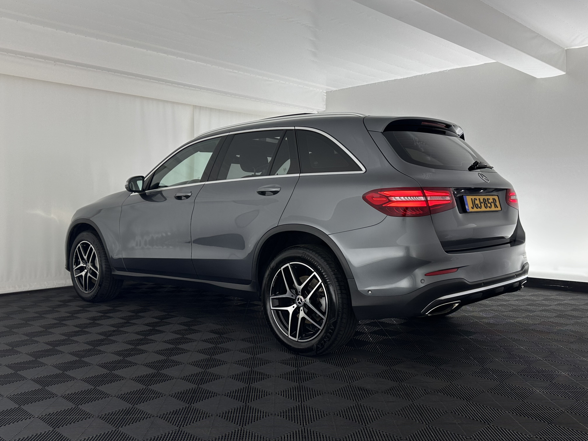Mercedes-Benz GLC-klasse 350e 4MATIC AMG Aut. *PANO | FULL-LEATHER | FULL-LED | HEATED-SPORTSEATS | CAMERA | NAVI-FULLMAP | PRIVACY-GLASS | SHIFT-PADDLES | ECC | PDC | CRUISE | 19''ALU*
