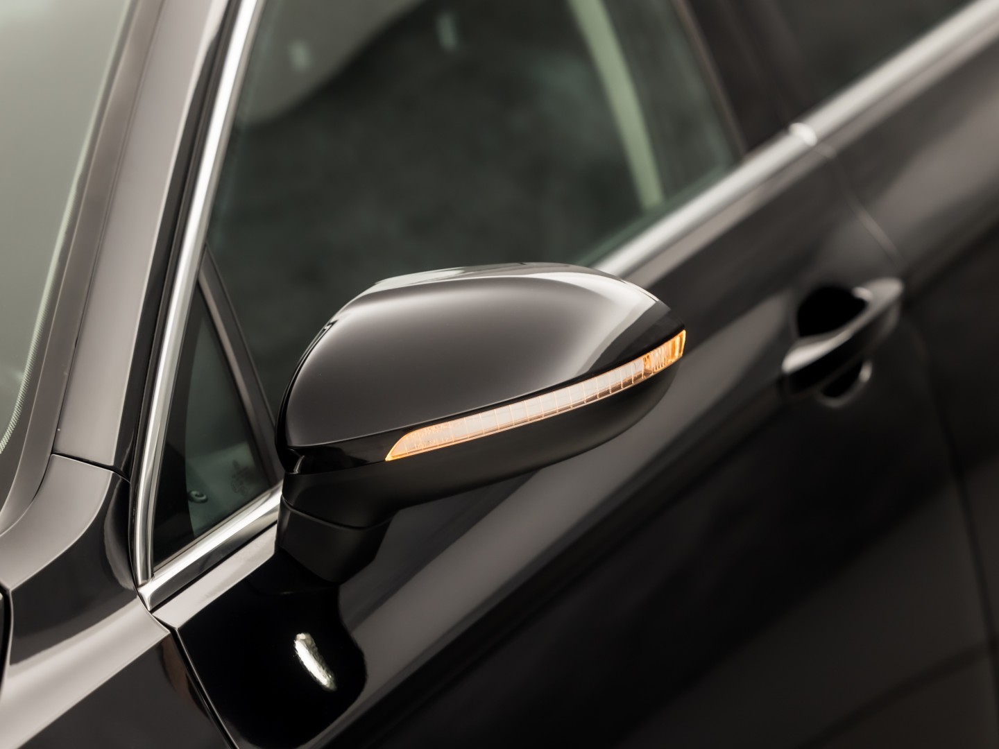 Volkswagen Passat Variant 1.5 TSI Highline Sportline 150Pk Automaat (VIRTUAL COCKPIT, APPLE CARPLAY, GROOT NAVI, CAMERA, LEDER/ALCANTARA, GETINT GLAS, KEYLESS, NIEUWSTAAT)