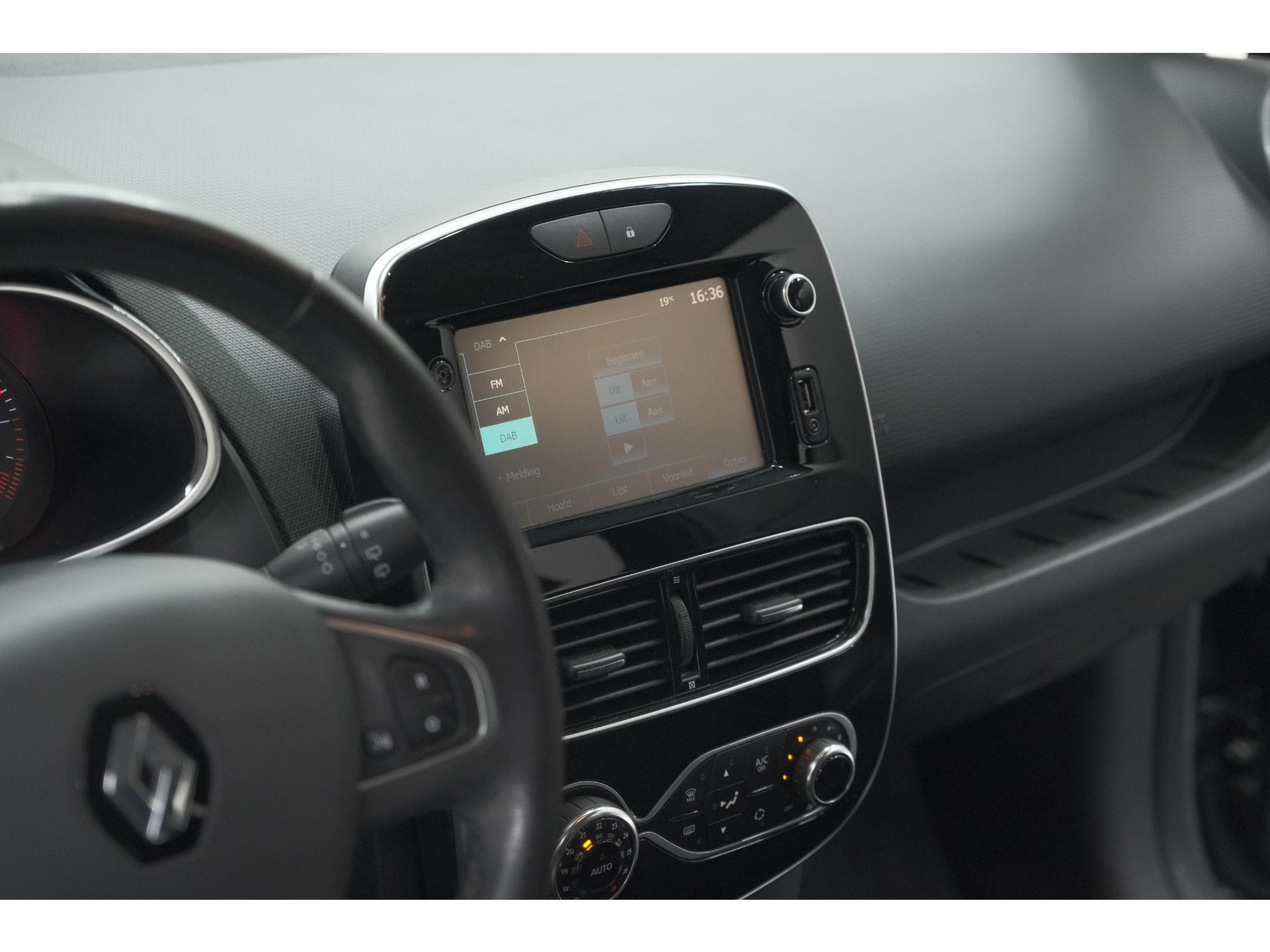 Renault Clio 1.2 Limited | Trekhaak | Navigatie | Parkeersensoren | Climate Control