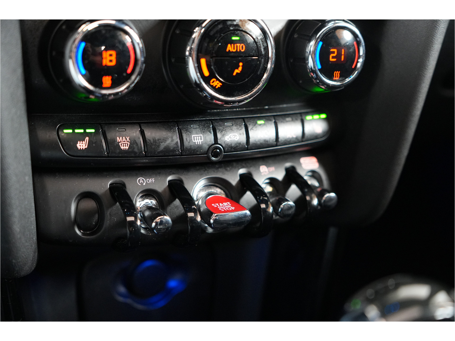 MINI 3-Deurs 1.5 Cooper Chili | Pano | Leder | Stl. verw. | PDC | Sportstoelen |