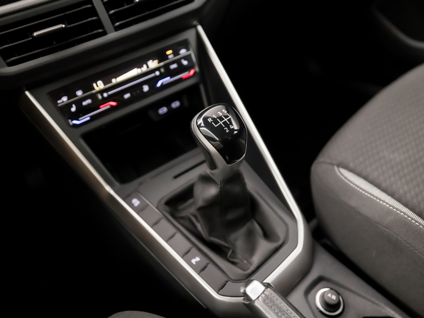Volkswagen Polo 1.0 TSI Sport (VIRTUAL COCKPIT, 1e EIGENAAR, APPLE CARPLAY, GROOT NAVI, CLIMATE, STOELVERWARMING, SPORTSTOELEN, GETINT GLAS, LM VELGEN, CRUISE, PARKEERSENSOREN, NIEUWSTAAT)
