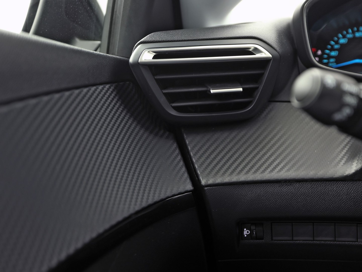 Peugeot 208 1.2 Hybrid 110 e-DCS6 Sport Style Automaat (APPLE CARPLAY, NAVIGATIE, PARKEERSENSOREN, SPORTSTOELEN, LANE ASSIST, CRUISE, NIEUWSTAAT)