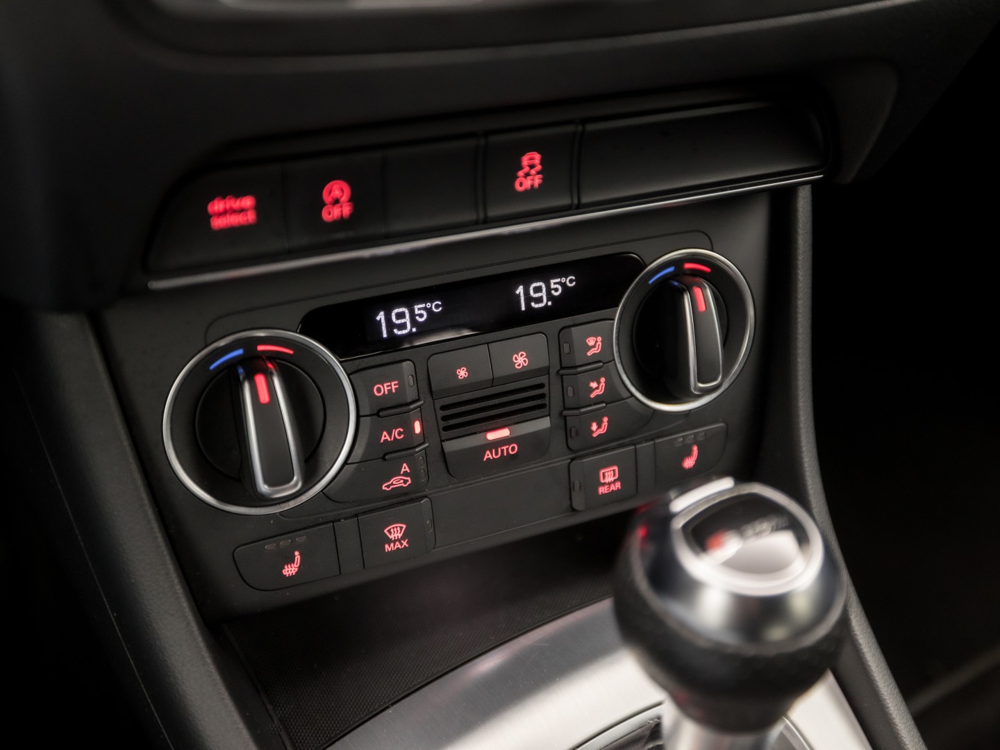 Audi Q3 1.4 TFSI S-Line Sport 150Pk Automaat (2X S-LINE, NAVIGATIE, LEDER, STOELVERWARMING, SPORTSTOELEN, GETINT GLAS, TREKHAAK, NIEUWE APK, NIEUWSTAAT)
