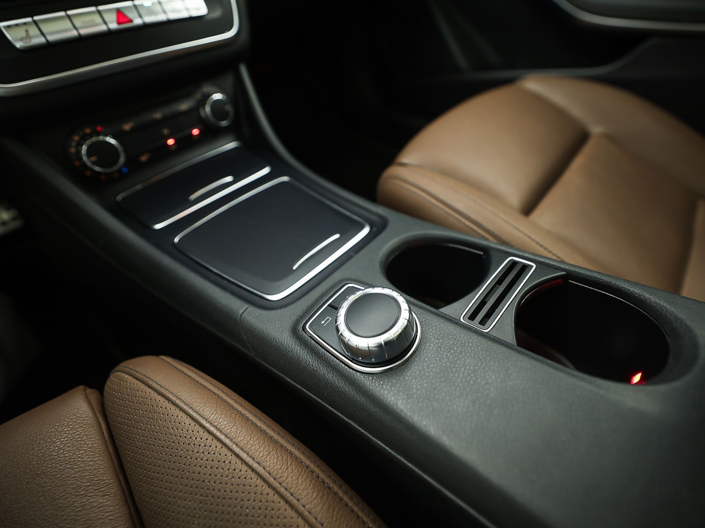 Mercedes-Benz CLA-Klasse 180 AMG Sport Automaat (PANORAMADAK, GROOT NAVI, BRUIN LEDER, CAMERA, STOELVERWARMING, SPORTSTOELEN, GETINT GLAS, DIAMOND GRILL, NIEUWE APK, NIEUWSTAAT)