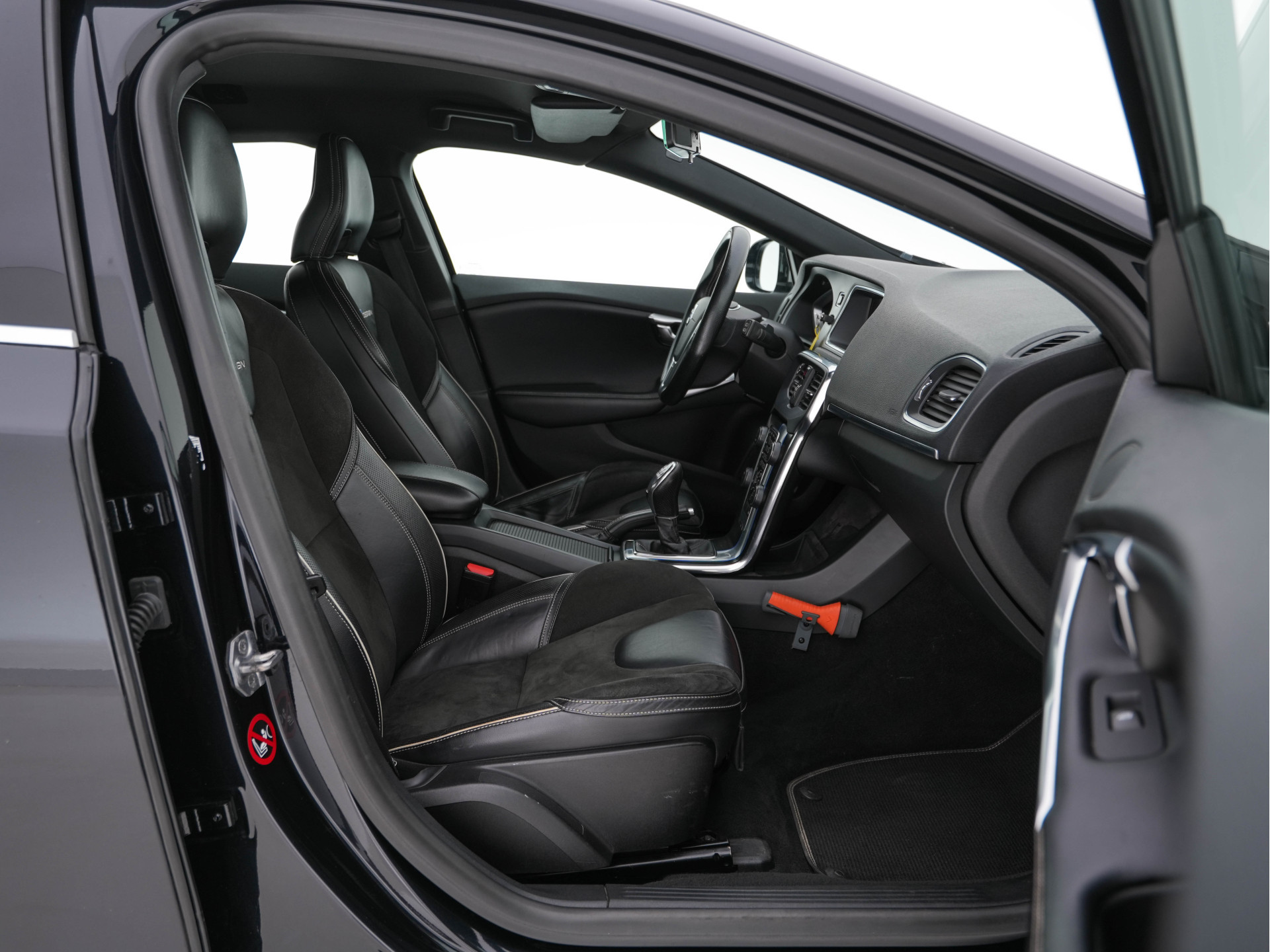 Volvo V40 1.6 T3 R-Design *NAVI-FULLMAP | LEATHER-ALCANTARA | ECC | PDC | CRUISE | SPORT-SEATS | TOWBAR | 17''ALU*