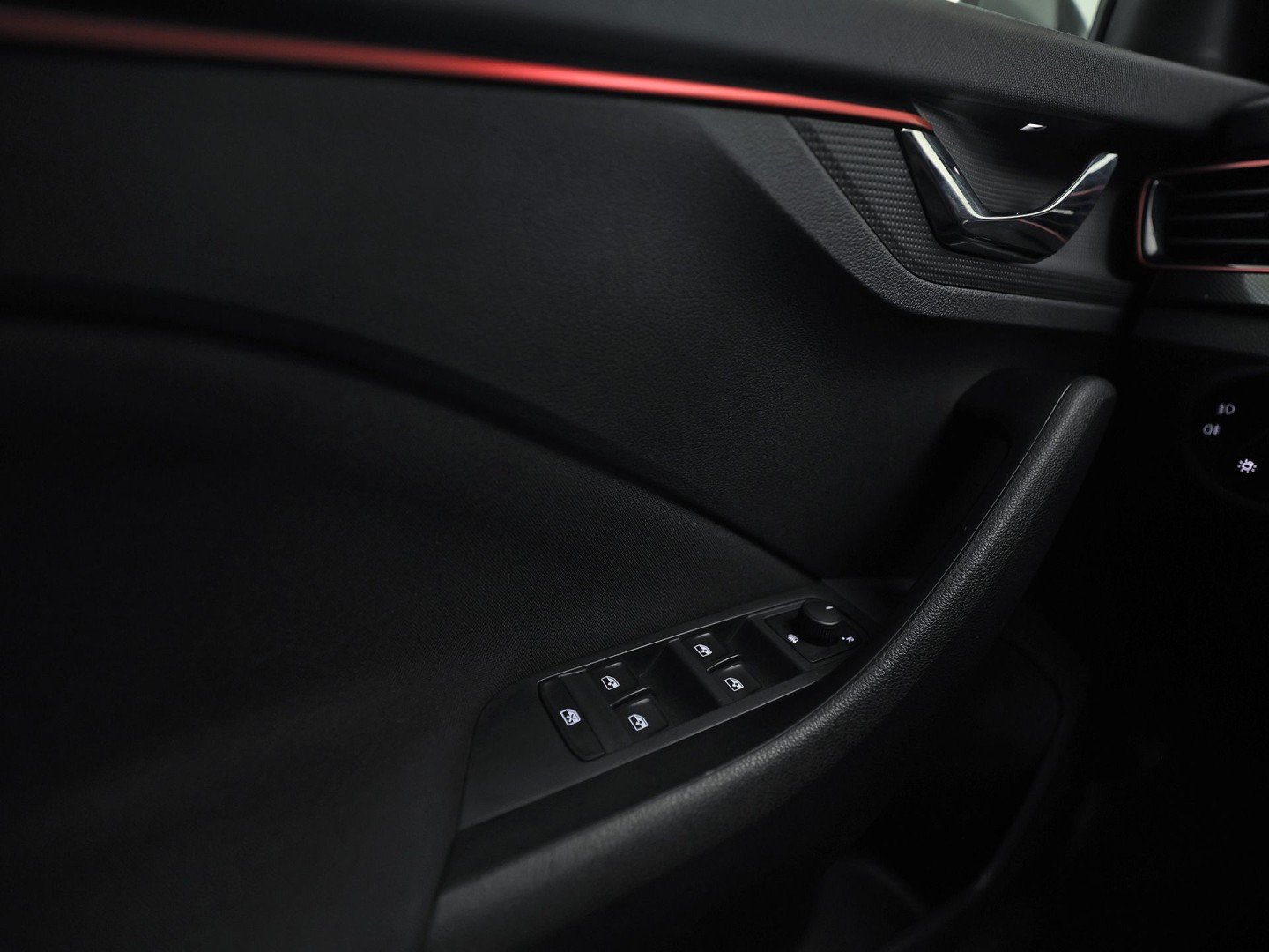 Škoda Kamiq 1.0 TSI Sport Automaat (KUIPSTOELEN, VIRTUAL COCKPIT, APPLE CARPLAY, GROOT NAVI, STOELVERWARMING, ADAPTIVE CRUISE, GETINT GLAS, ZWART HEMEL, NIEUWSTAAT)