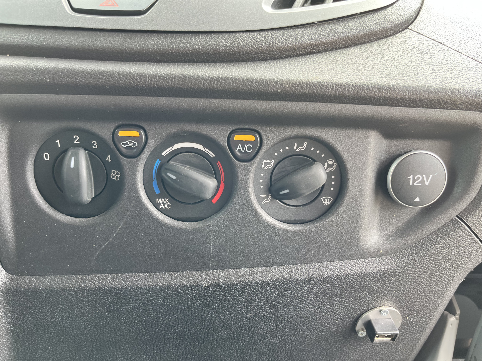 Ford Transit 2.0 TDCI 130PK L2H2 Airco Cruise Control Parkeersensoren Stoelverwarming Zwaailampen Kastwand Inbouw