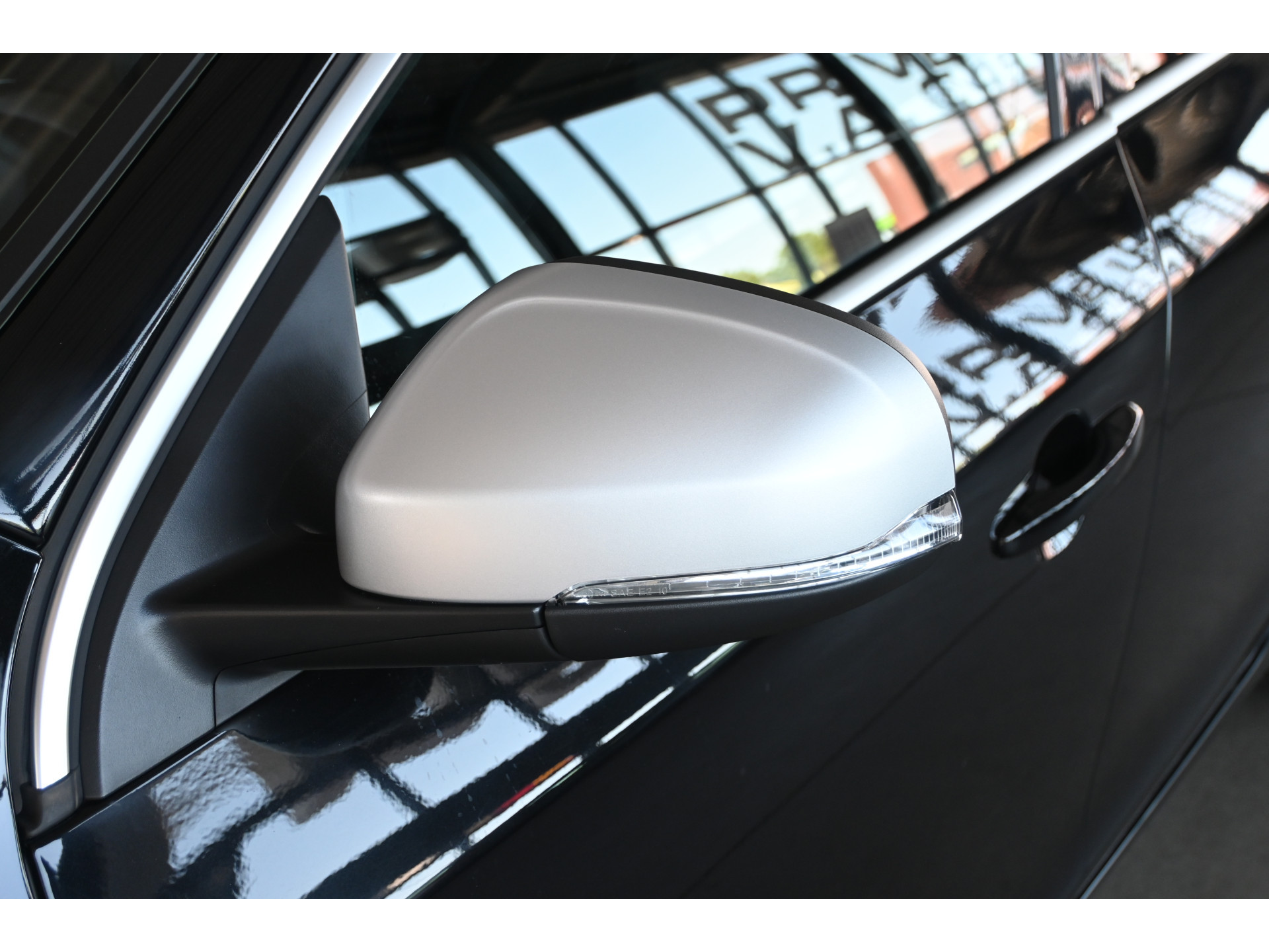 Volvo V60 2.0 D3 Nordic R-Design Automaat Clima Trekhaak Navigatie Cruise control Inruil Mogelijk!