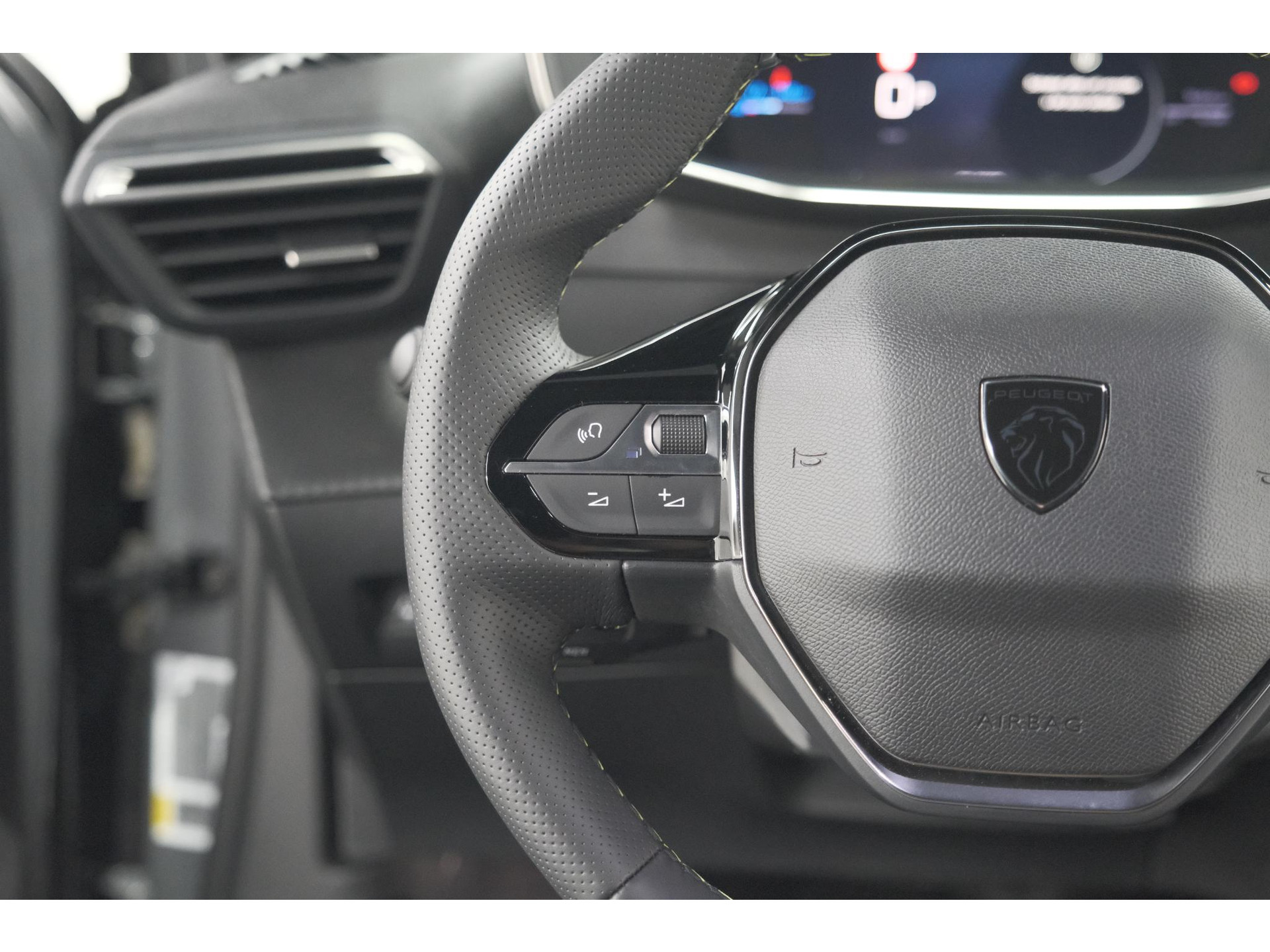 Peugeot e-2008 EV GT Avantage 54 kWh | 360 Camera | Massage Functie | Dodehoekdetectie | Stoelverwarming