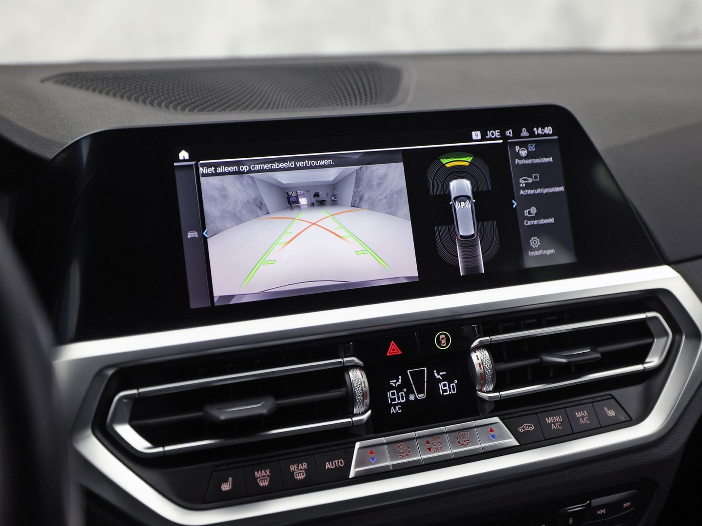 BMW 3-serie Touring 320e High Executive 204Pk Automaat (APPLE CARPLAY, M STUUR, GROOT NAVI, STOELVERWARMING, CAMERA, LEDER, SPORTSTOELEN, GETINT GLAS, ZWART HEMEL, NIEUWE APK, NIEUWSTAAT)
