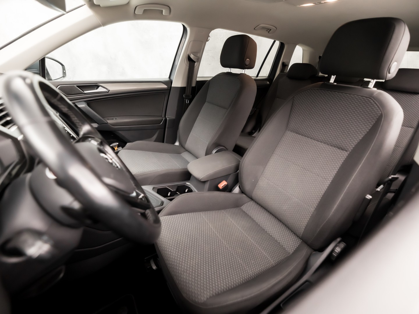 Volkswagen Tiguan Allspace 1.4 TSI Sportline 7 Persoons 150Pk Automaat (APPLE CARPLAY, GROOT NAVI, CLIMATE, GETINT GLAS, SPORTSTOELEN, PARKEERSENSOREN, ADAPTIVE CRUISE, NIEUWSTAAT)