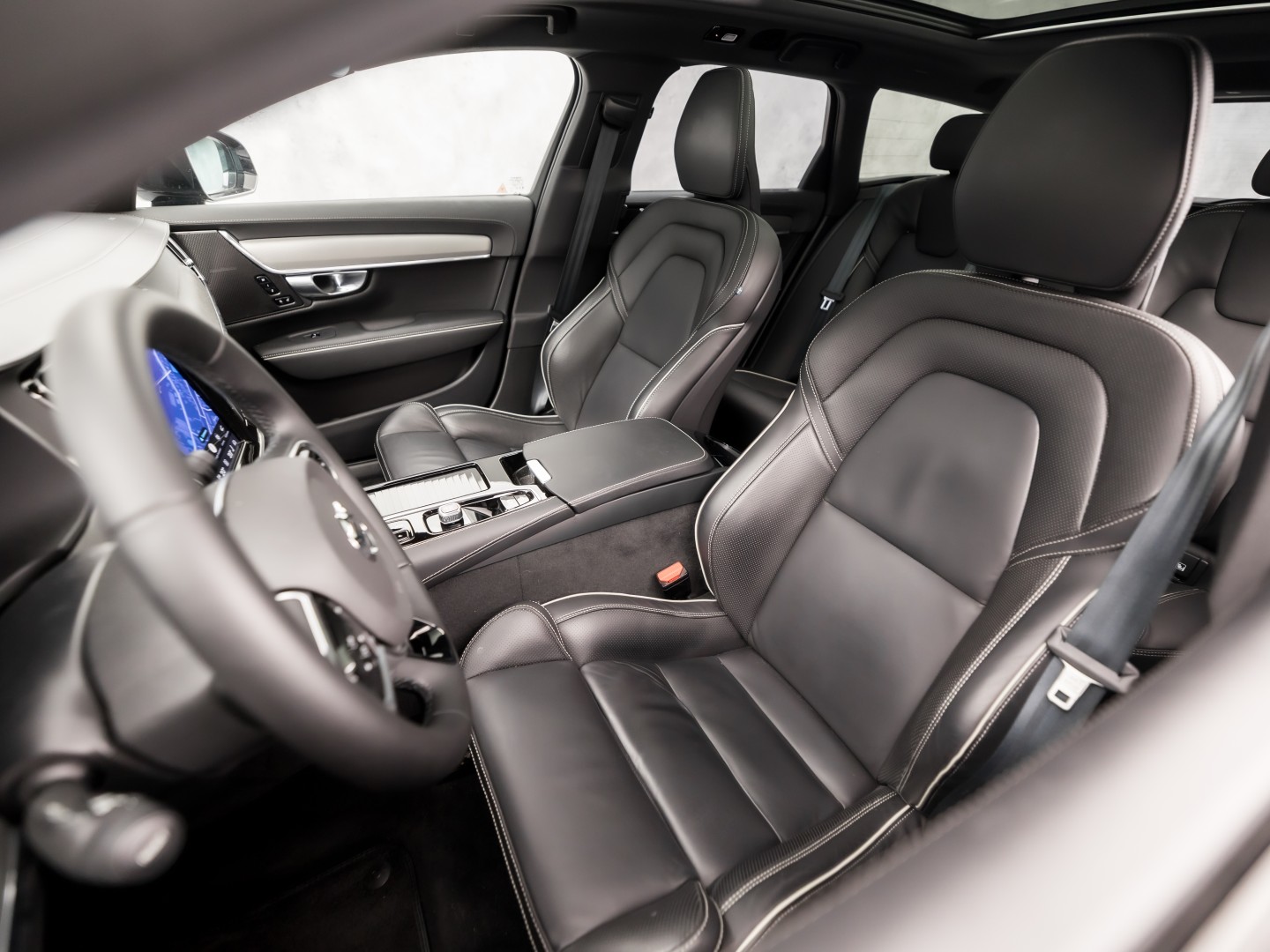 Volvo V90 2.0 T6 Plug-in hybrid AWD Ultimate Dark 350Pk Automaat (PANORAMADAK, HARMAN/KARDON, LUCHTVERING, MEMORY SEATS, 360 CAMERA, HEAD-UP DISPLAY, STUUR/STOELVERWARMING, ZWART HEMEL, NIEUWSTAAT)