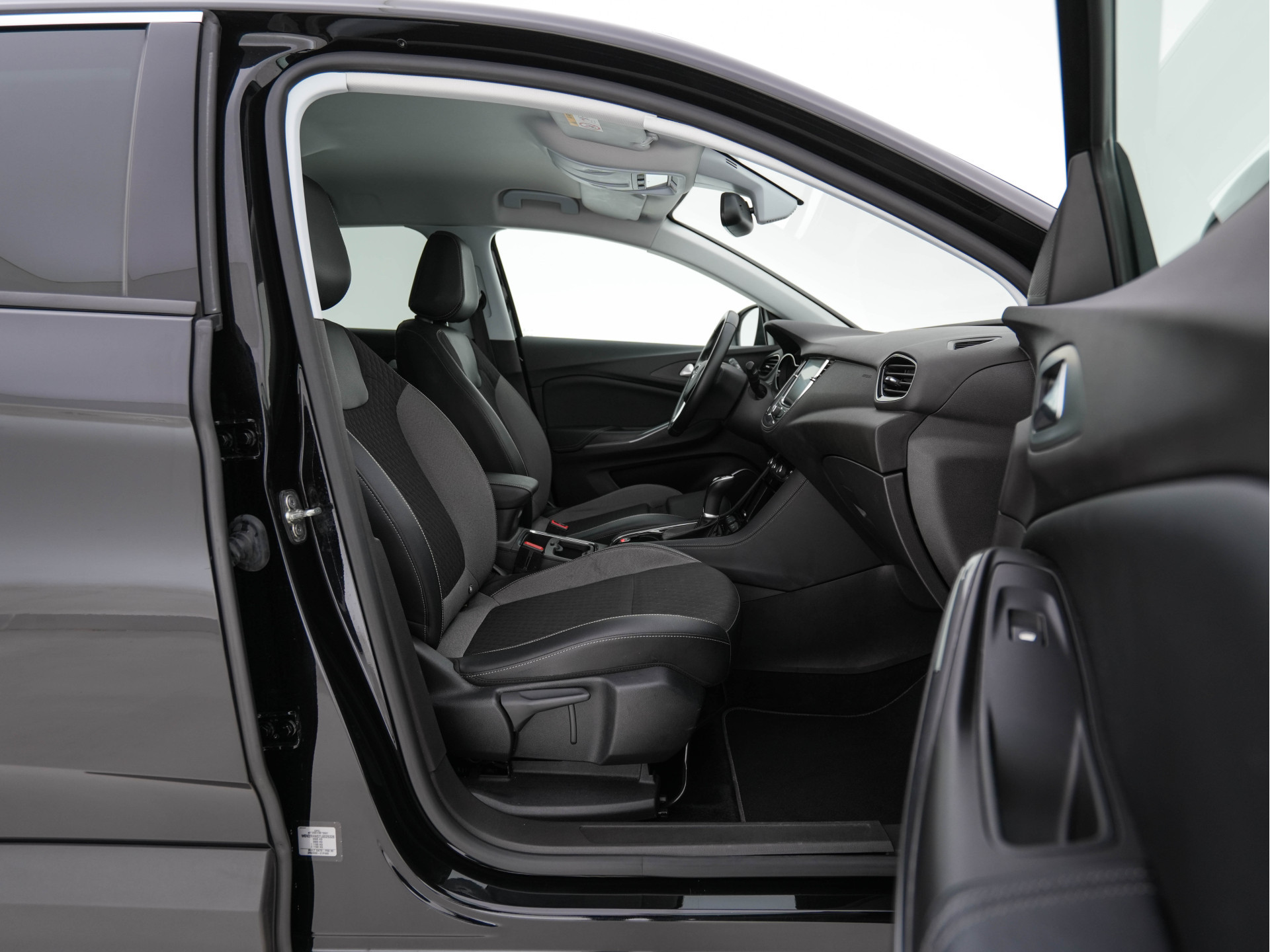 Opel Grandland X 1.2 Turbo Business Executive (INCL-BTW) Aut. *LEATHER-MICORFIBRE | FULL-LED | NAVI-FULLMAP | BLIND-SPOT | KEYLESS | CAMERA | SPORT-SEATS | DAB+ | LANE-ASSIST | PRIVACY-GLASS | TOWBAR | 17''ALU*