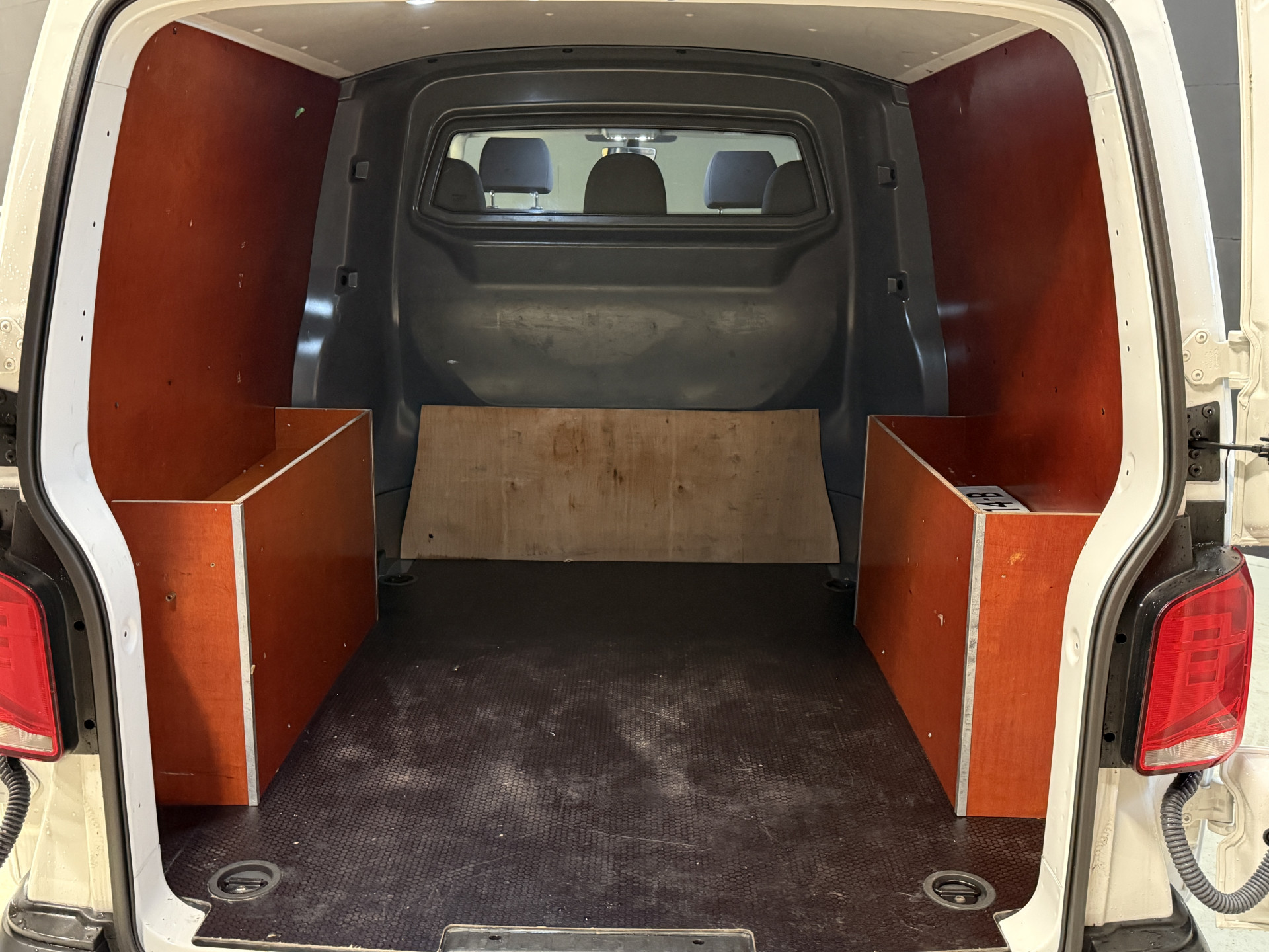 Volkswagen Transporter 2.0 TDI L2H1 30 DC Highline | Origineel NL | Apple carplay  | Camera | Trekhaak |