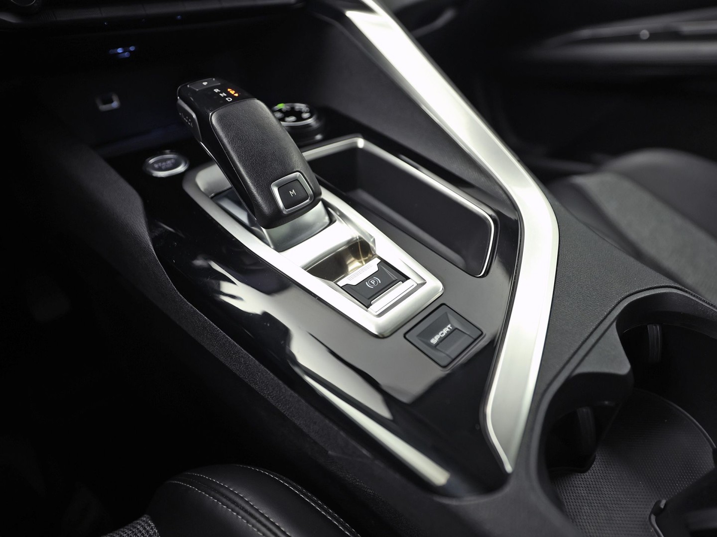 Peugeot 3008 1.2 PureTech Sport Automaat (PANORAMADAK, APPLE CARPLAY, GROOT NAVI, 360 CAMERA, LEDER, STOELVERWARMING, SPORTSTOELEN, GETINT GLAS, KEYLESS, DRIVE SELECT, NIEUWSTAAT)
